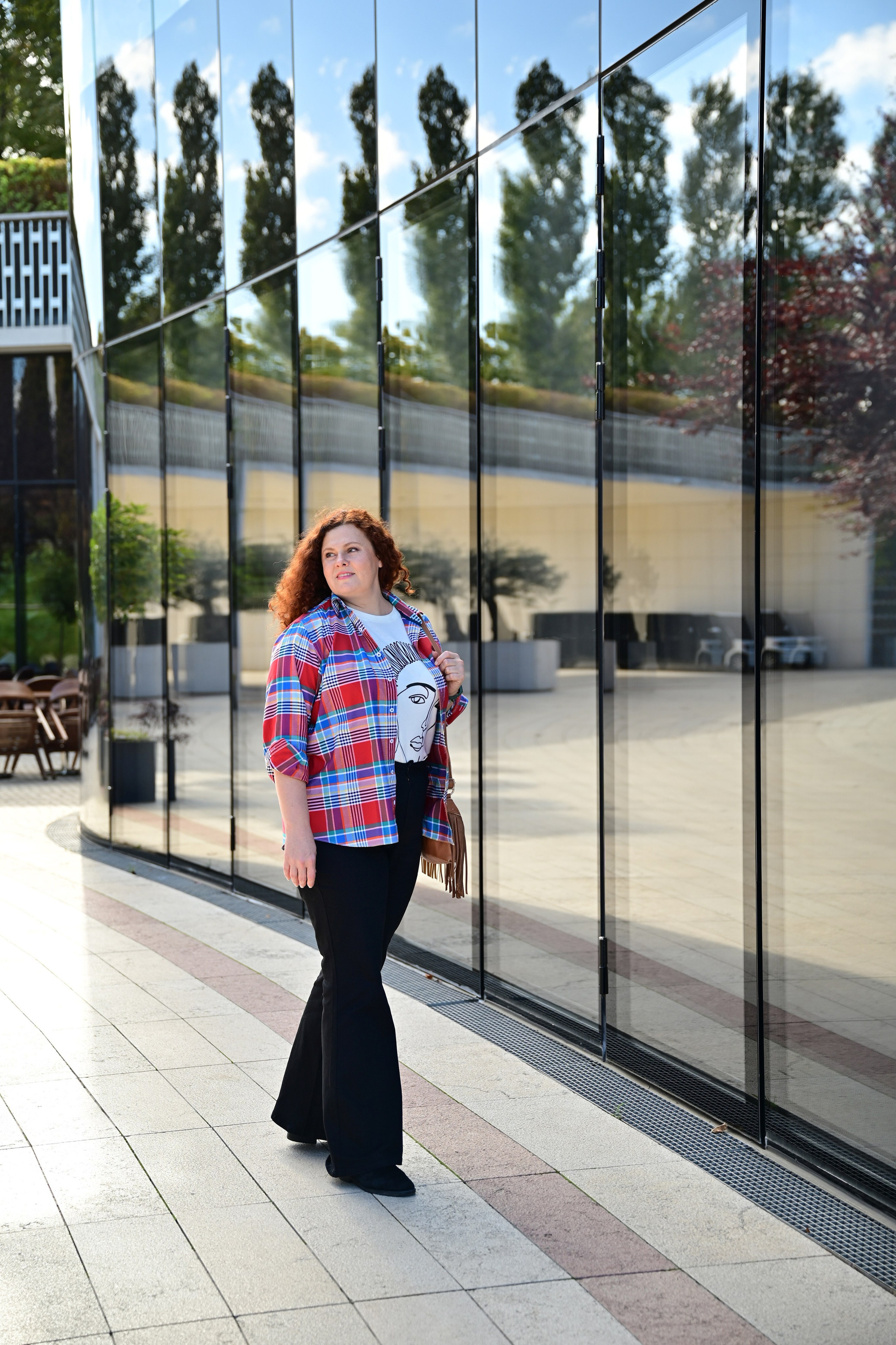 Фото девушки в парке Галицкого на фоне зеркальной стены