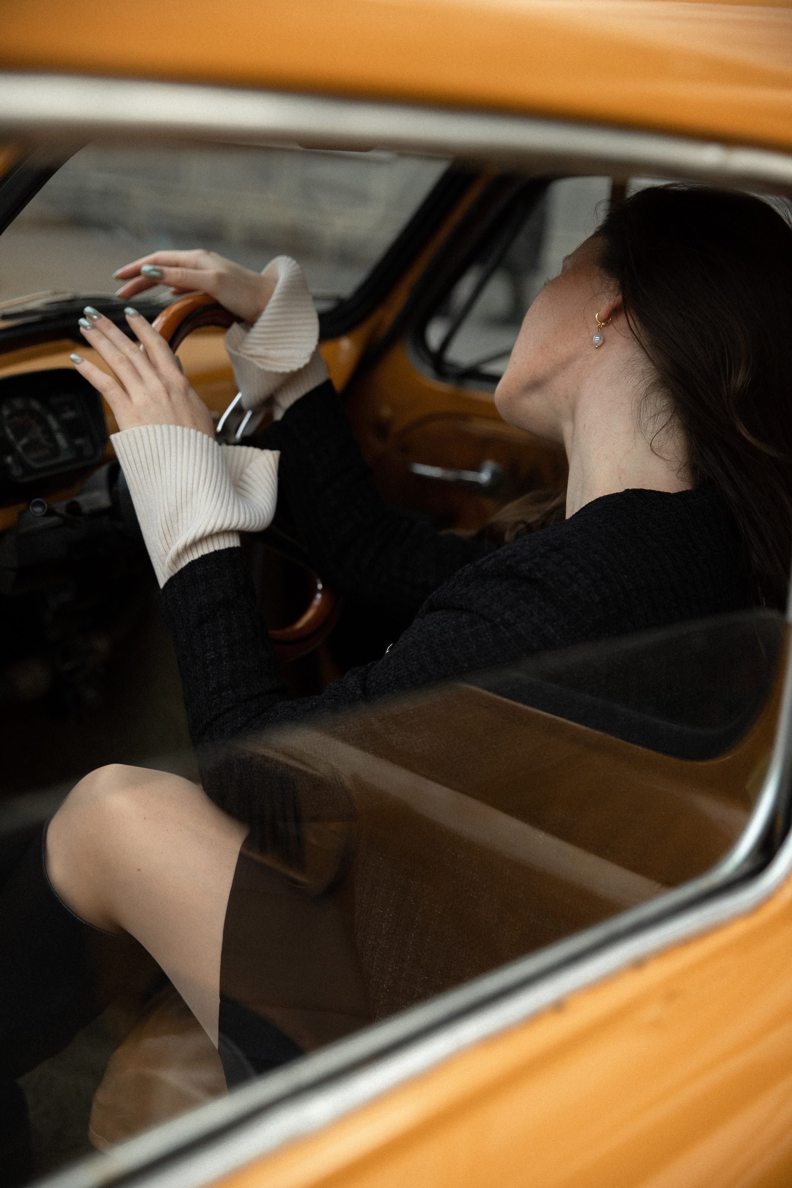 Женская фотосессия с ретро авто. Свадебный фотограф Бакрымова Валентина