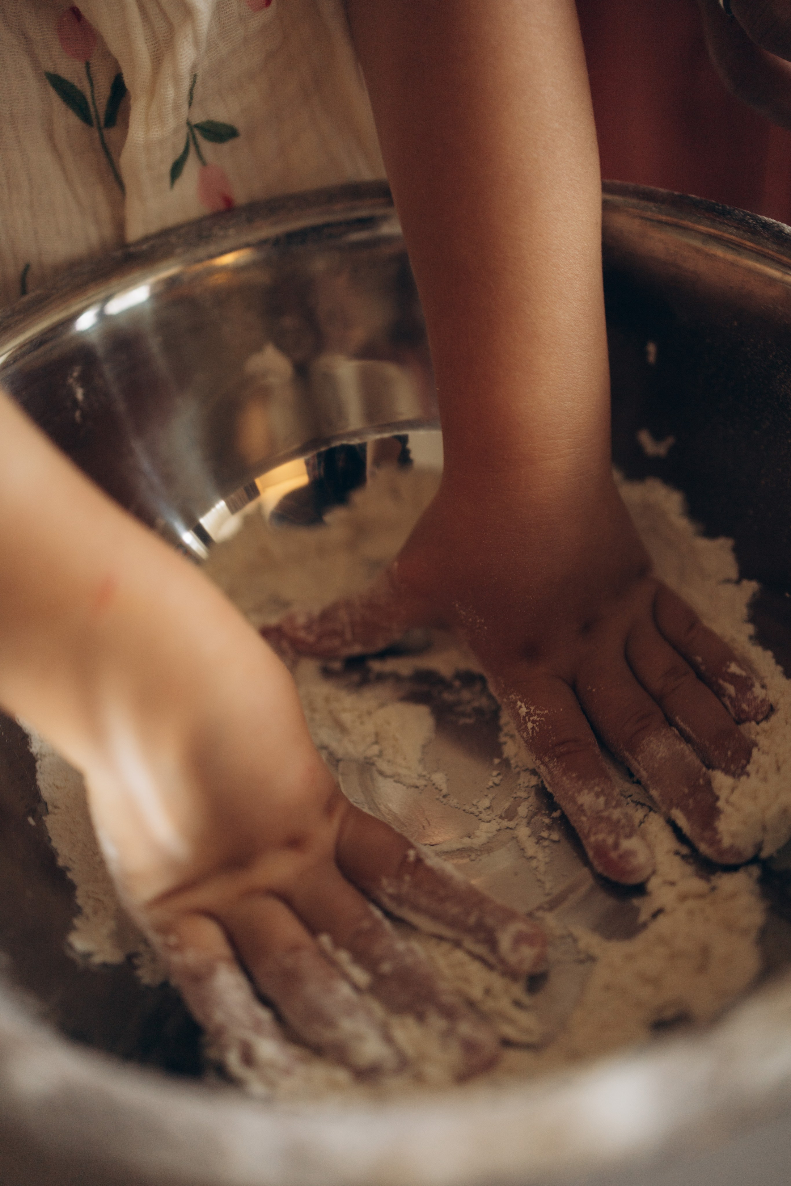 Дочка месит тесто самостоятельно, засучив рукава. Детские руки в муке