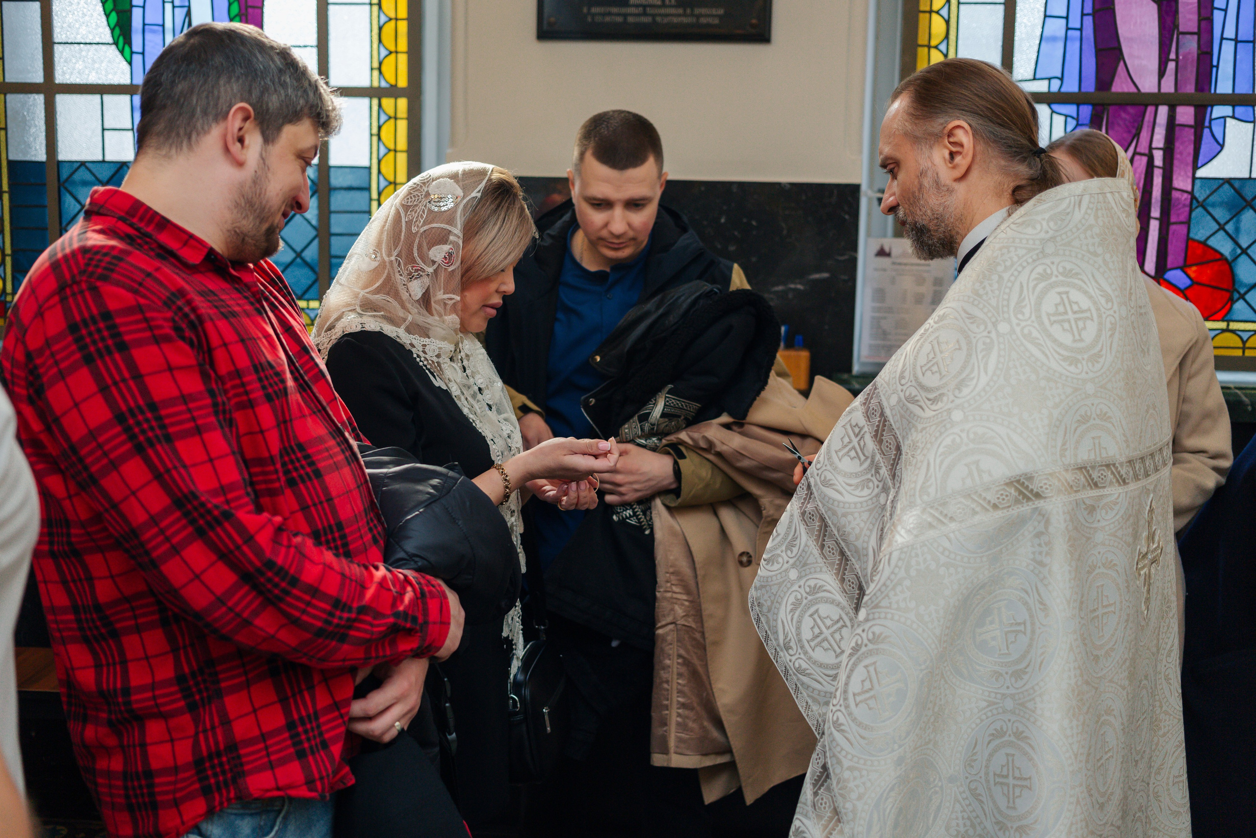 в каком храме лучше крестить ребенка — атмосфера, расположение, правила, Современная крестильная купель для полного погружения. На что обратить внимание при выборе храма, Вместительный и светлый зал храма — ключевой фактор при выборе места для крещения с большим числом гостей, купель в храме Невского района Санкт-Петербурга