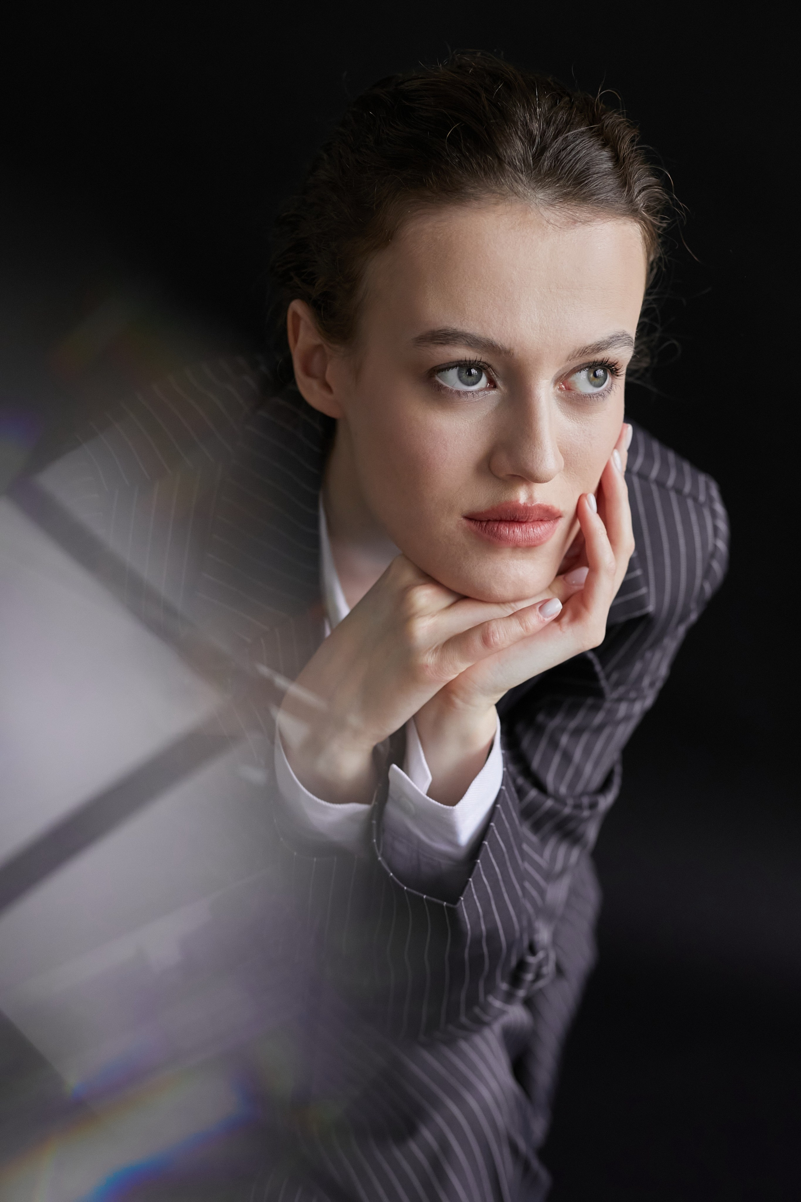 Фотограф в Москве. Студия. Студийный портрет. Девушка в пиджаке. Девушка на стуле на черном фоне. Красивая девушка в мужском костюме. Женский портрет.