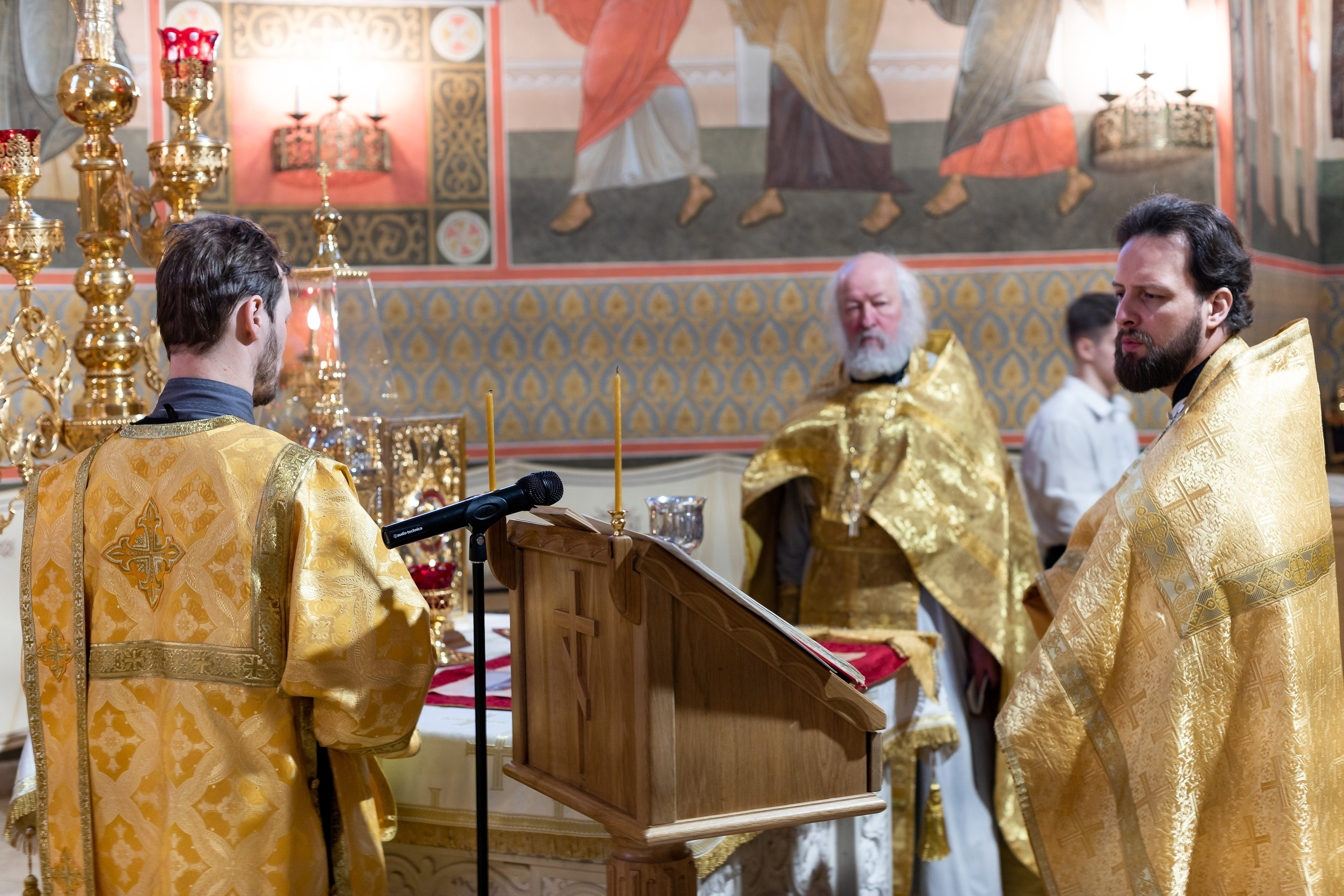 Праздничное богослужение Святителю Николаю 19 декабря. Интерьерный фотограф в Москве Роман Потапов