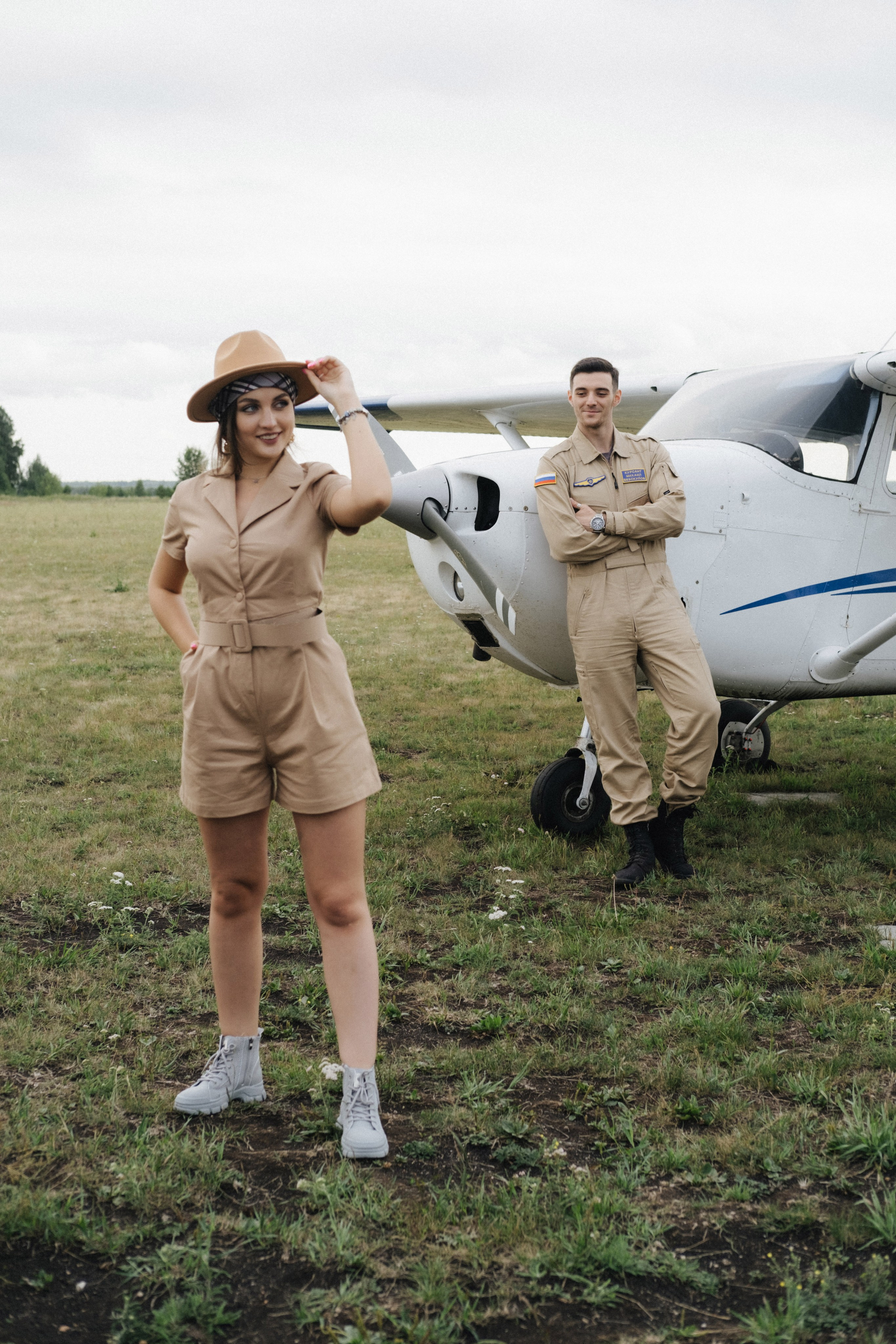 Фотосессия пары с самолетом в Екатеринбурге. Свадебный фотограф в Екатеринбурге — заказ профессиональной фотосесии, все виды фотосъемки