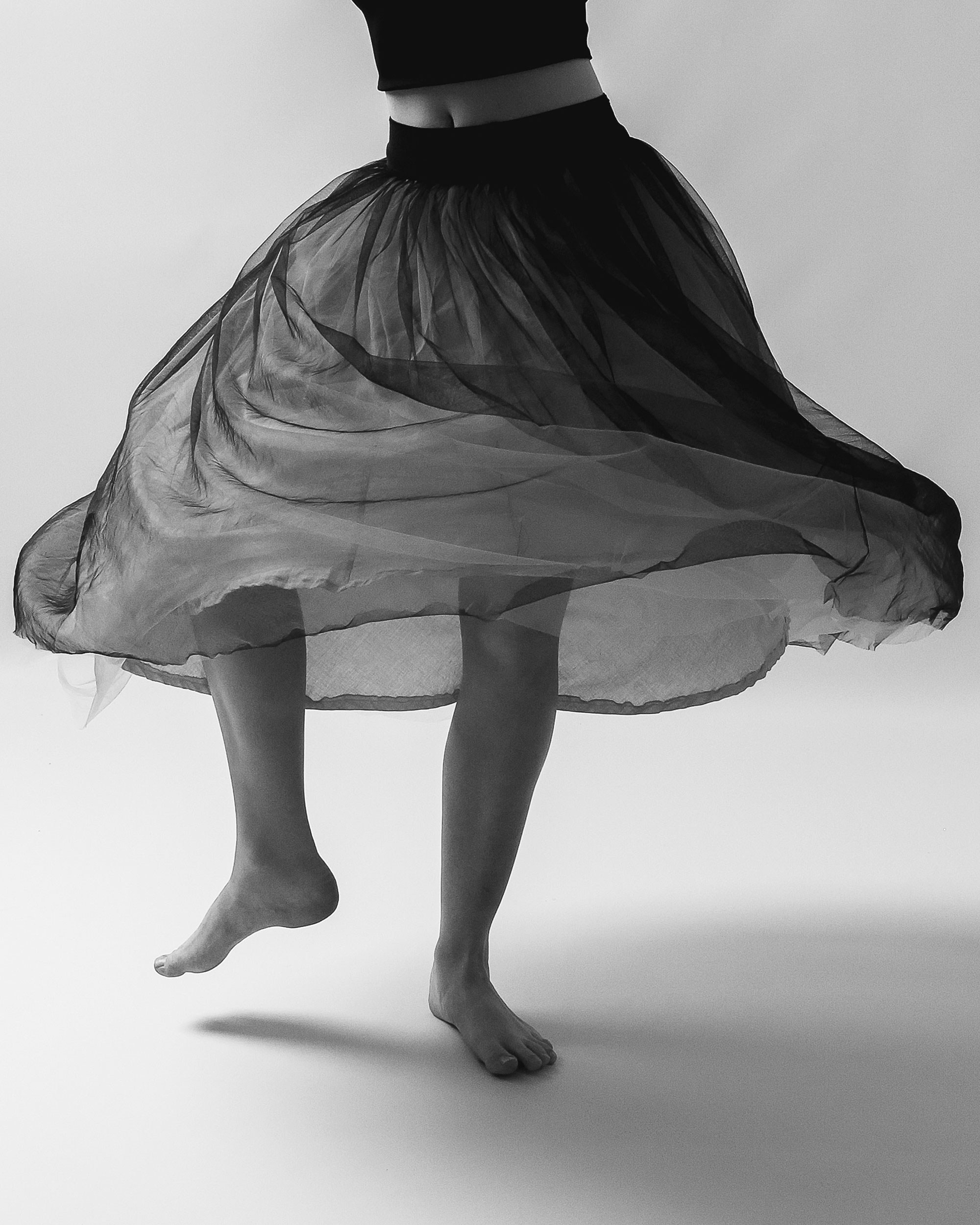 ноги танцующей девушки крупным планом