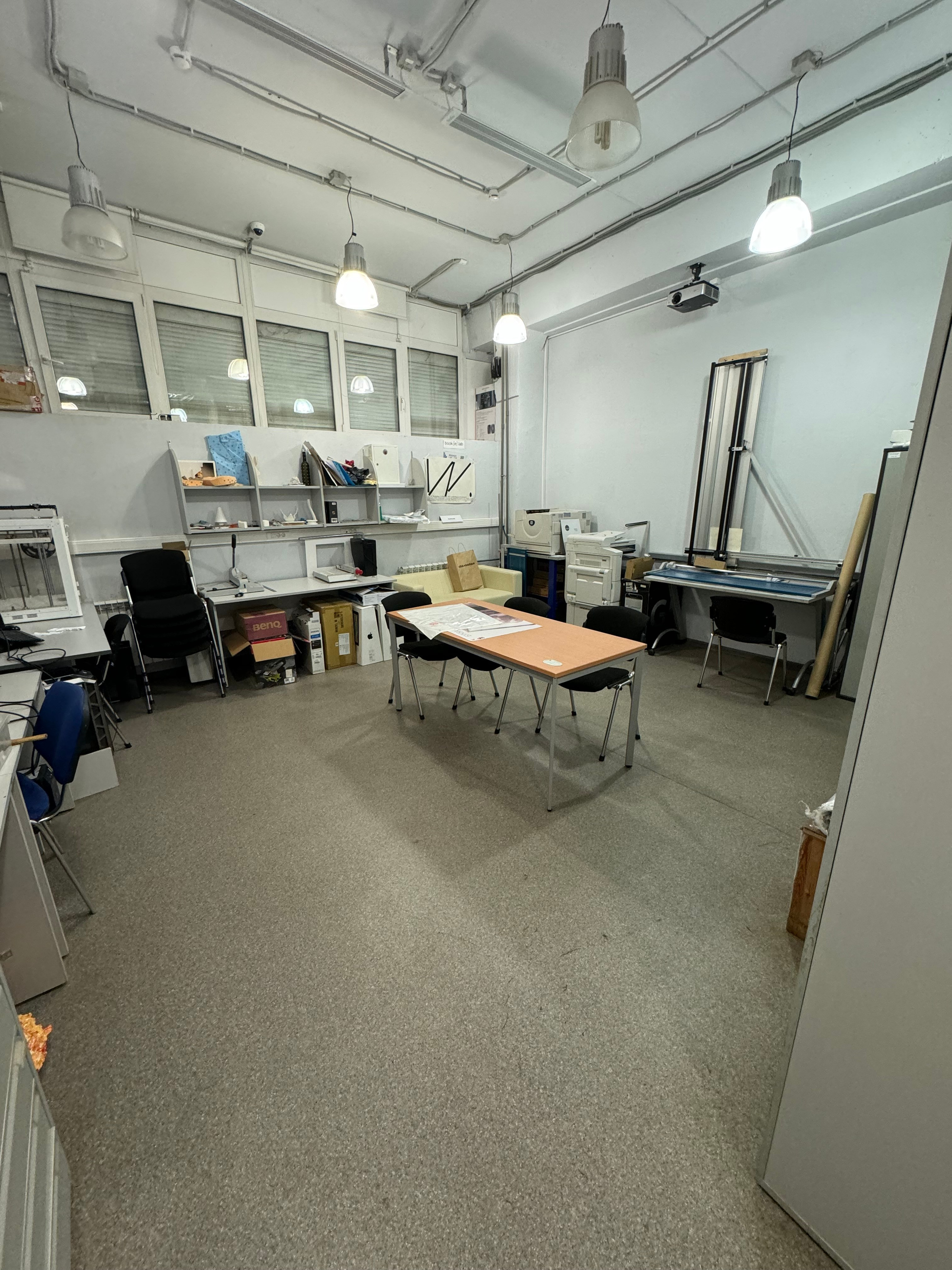 Липкий пол [книга]. Аня белка — художница и фотограф