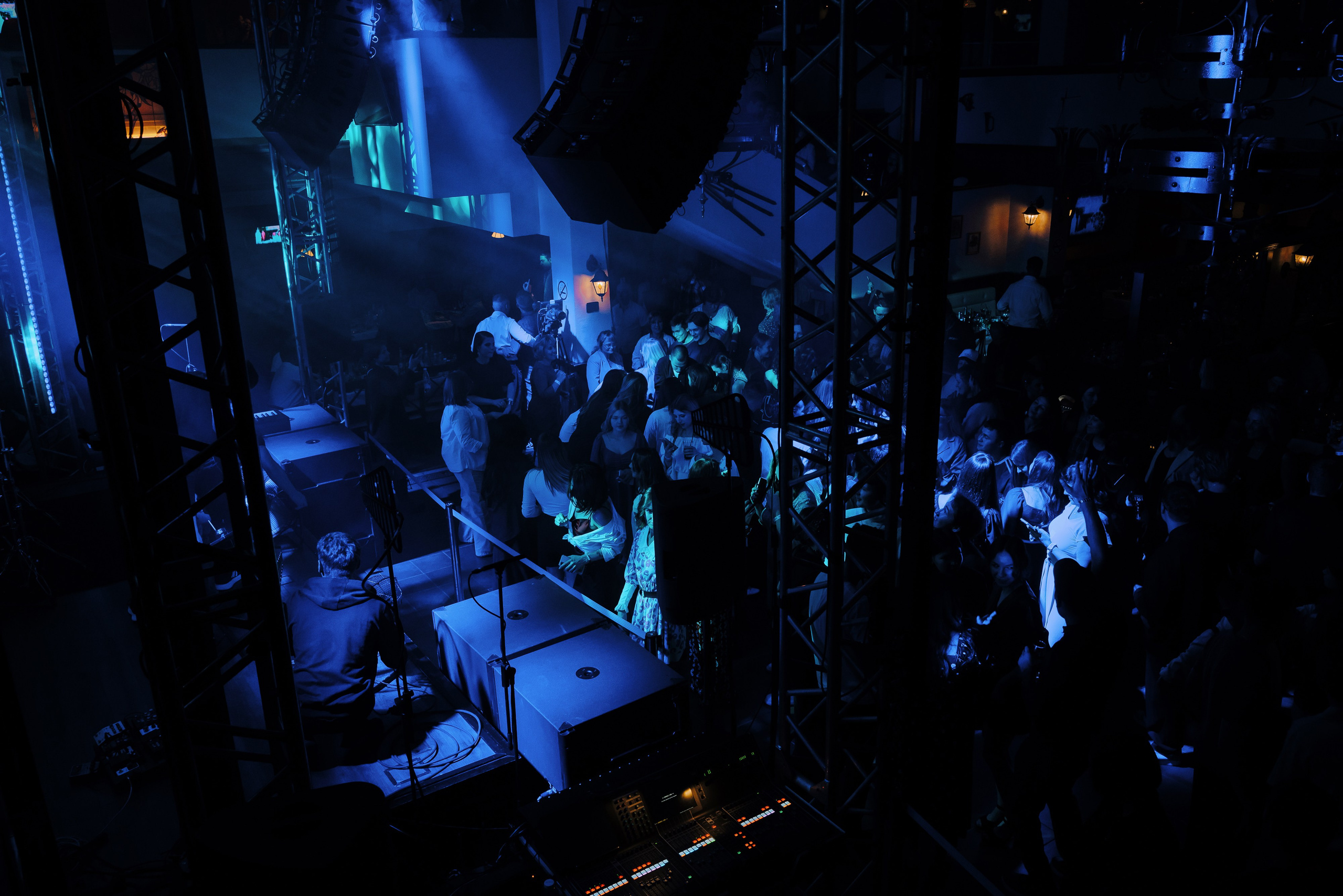 20 ЛЕТ МЕГАПОЛИС ЧЕЛЯБИНСК ХЕДЛАЙНЕР ЕЛКА. Репортажный фотограф Зуев Роман г. Челябинск