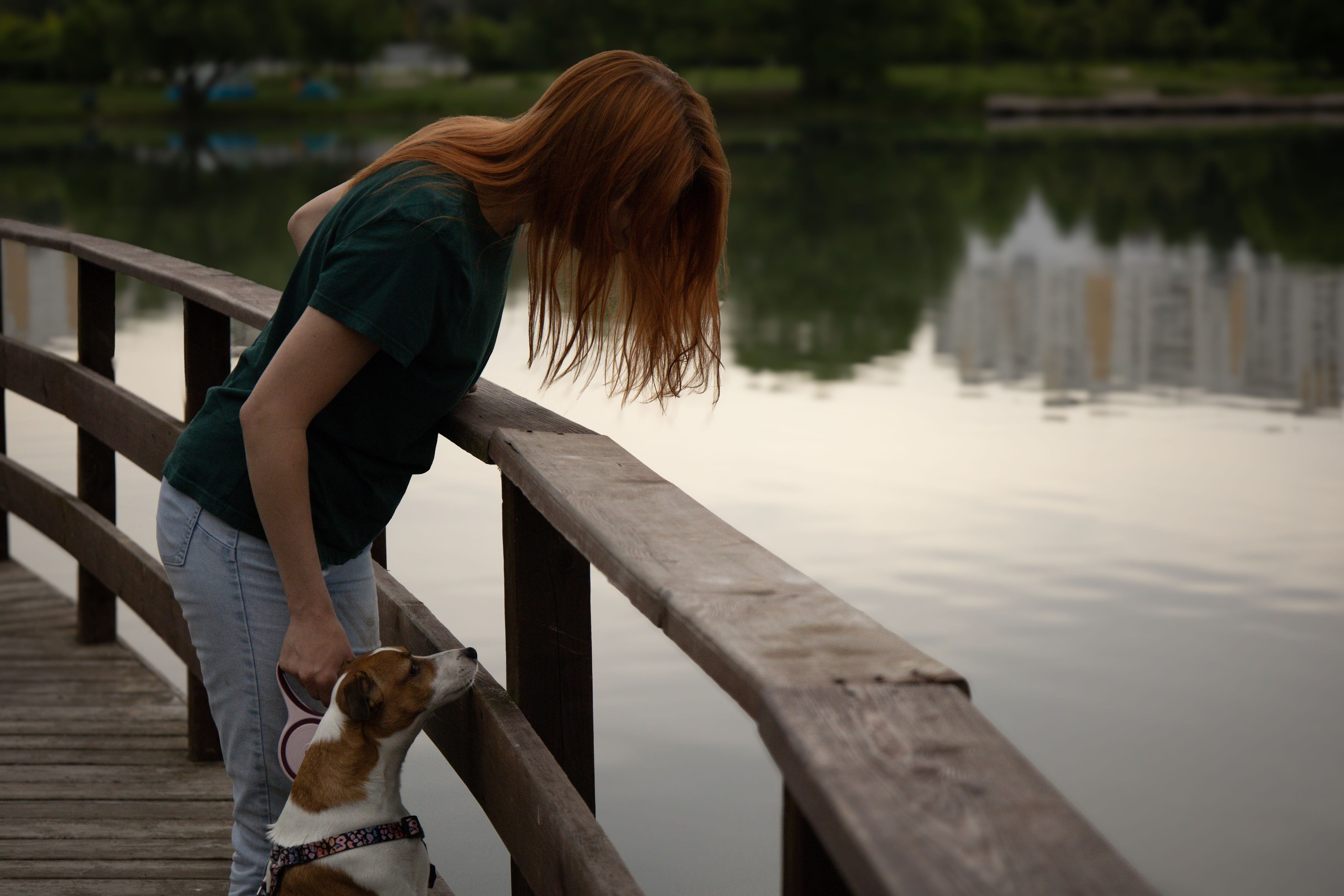 Моя маленькая спутница: Банни и Настя в Южнобутовском парке. Фотограф-анималист в Москве Екатерина Тихонова