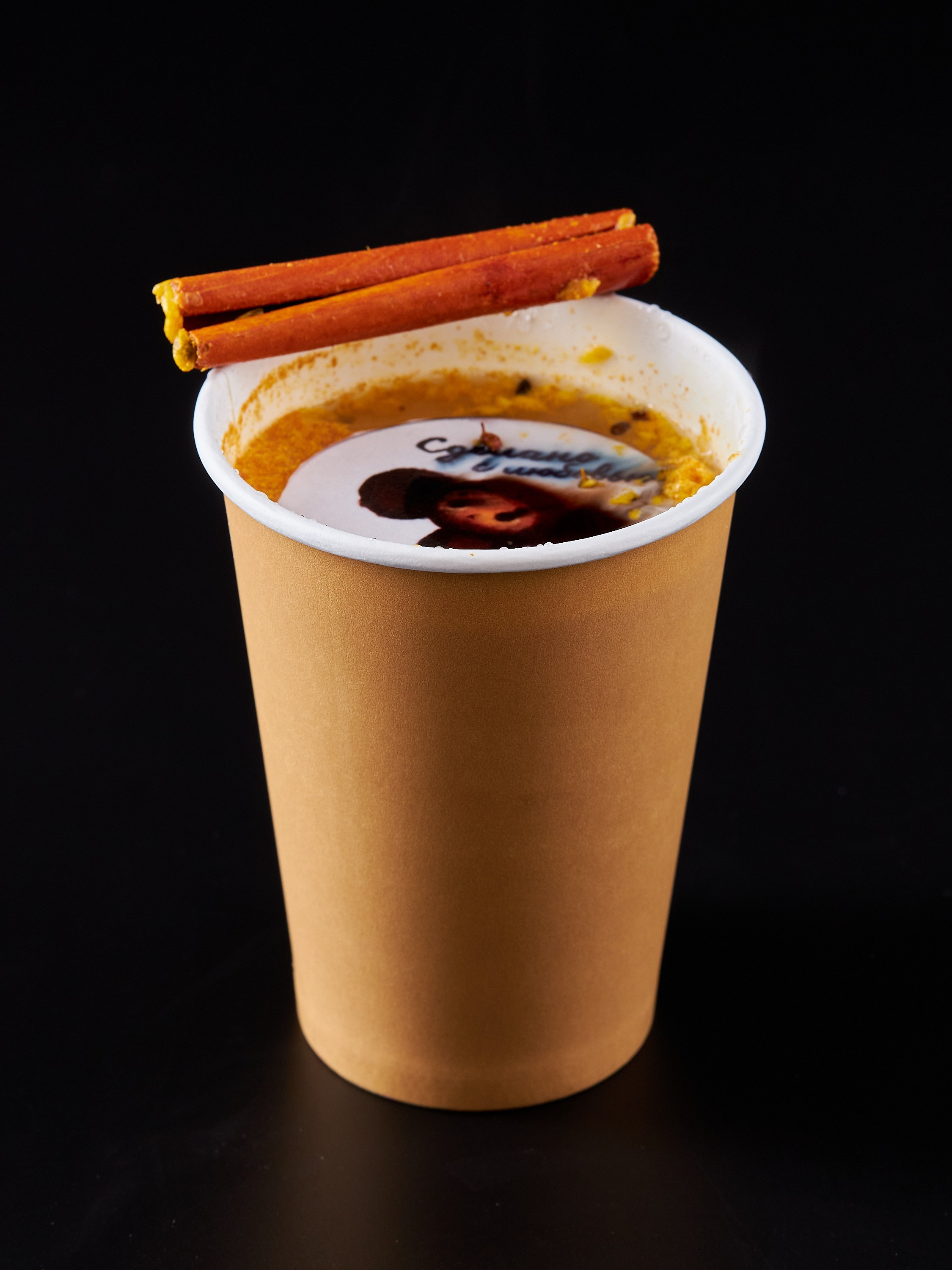 Коктейль в бумажном стакане на черном фоне