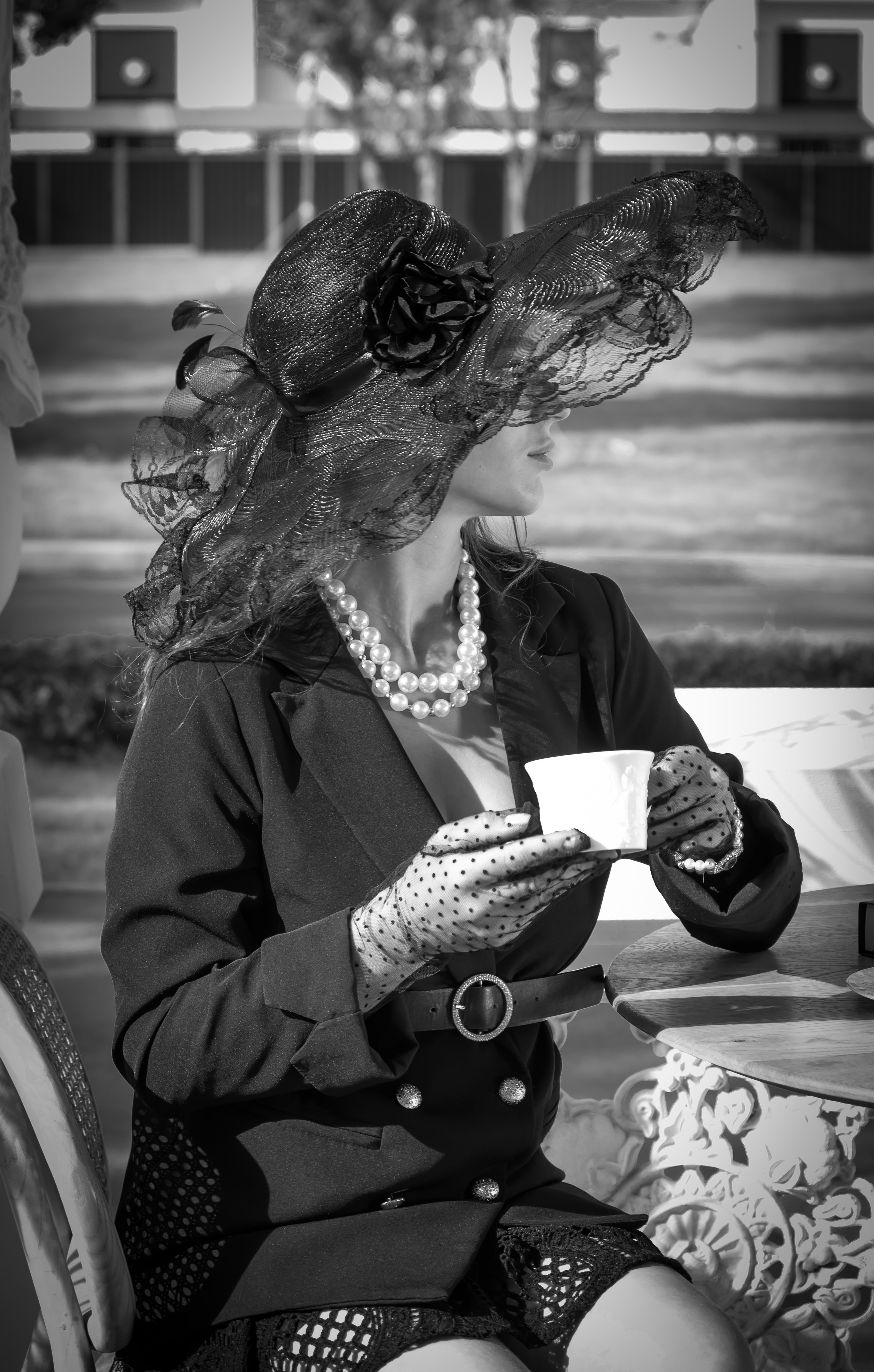 Модель с шляпой, снимок на улице, модный чёрно-белый стиль • фотограф Карасёва Елена