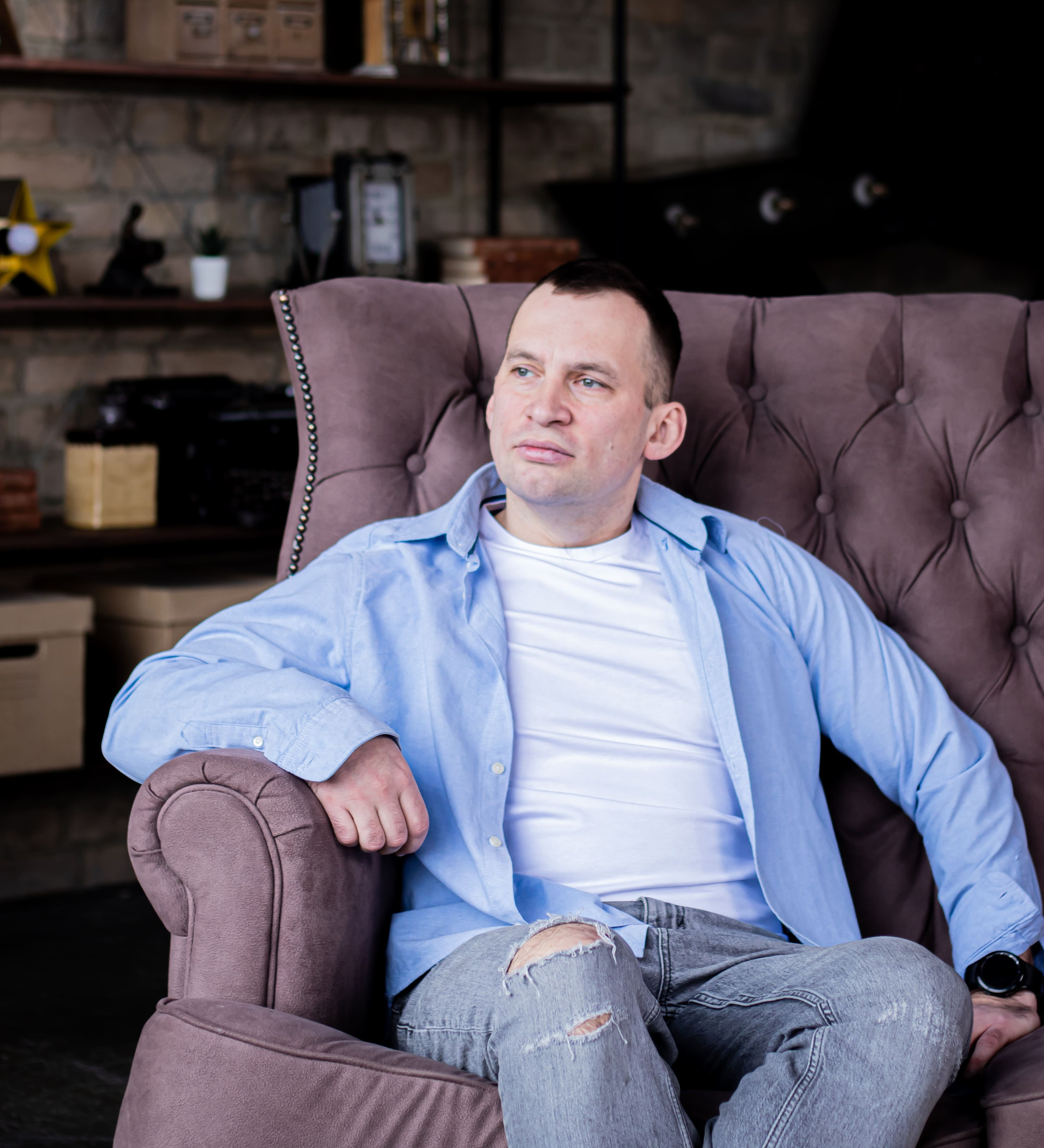 Мужской портрет в кресле в студии, уверенный характер, Красногорск, фотограф Карасёва Елена