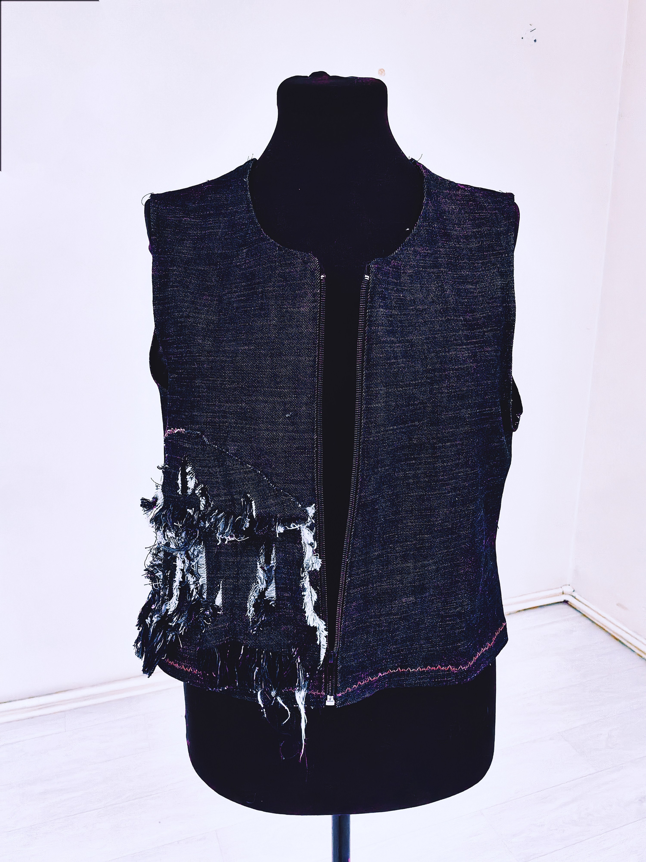 Дизайнерские жилетки из джинсы с декором в технике синель, росписью ткани, вышивка. Шьют дети. Владивосток. Школа для девочек во Владивостоке — Само Совершенство