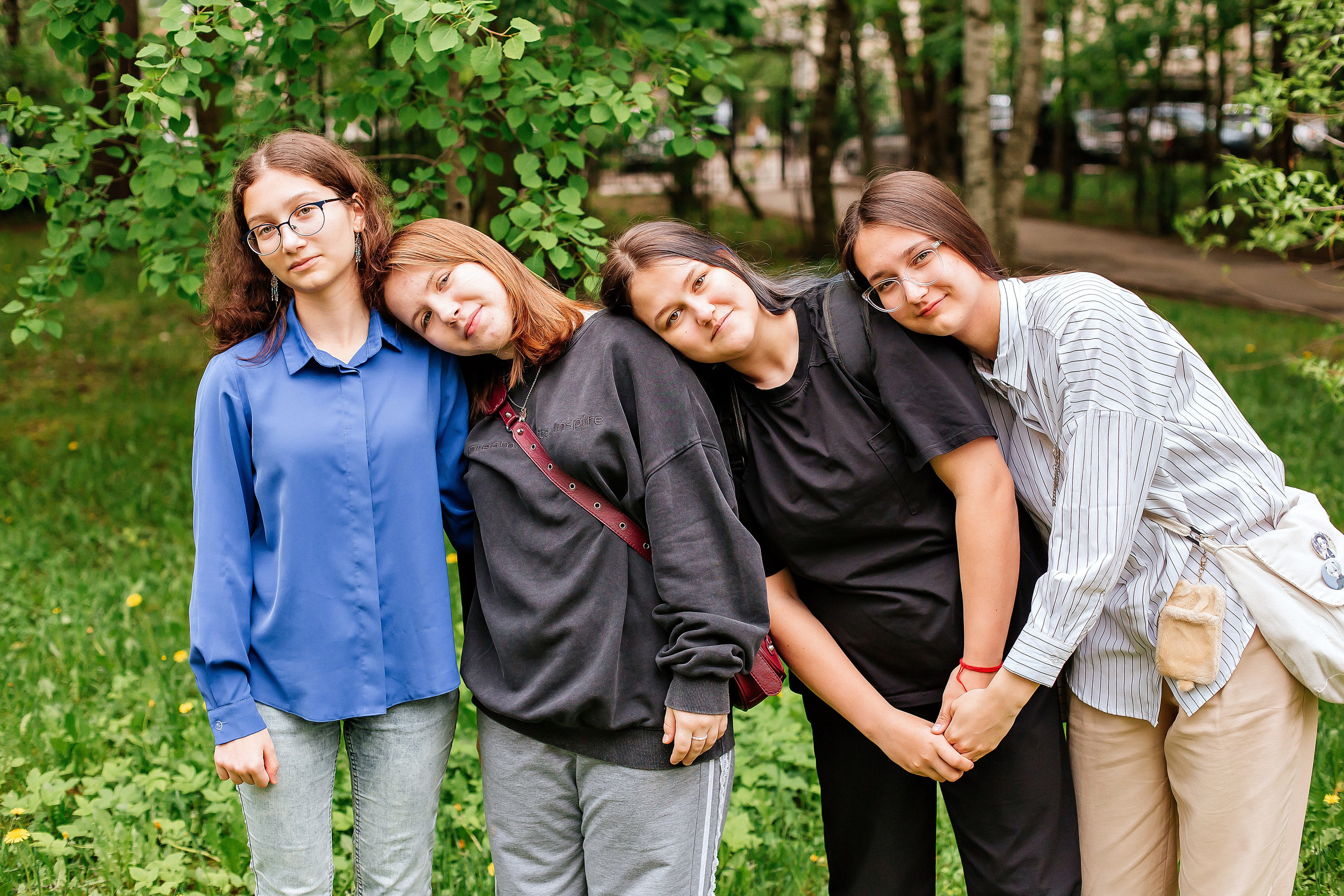 Старшеклассники, прогулка у школы. Семейный фотограф Любовь Саркеева