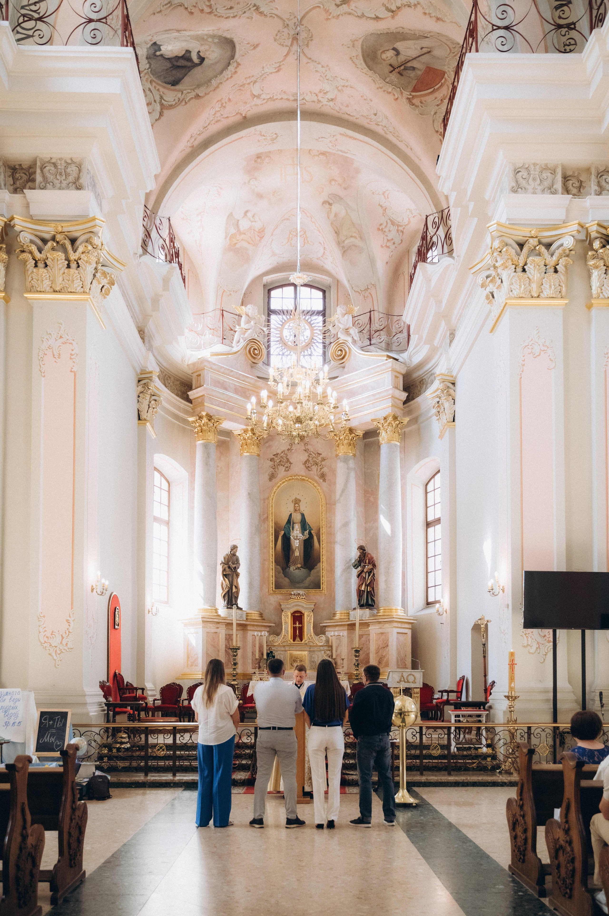 Крещение Василисы Архикафедральный костел Имени Пресвятой Девы Марии. Семейный фотограф в Минске Дарья Дреко