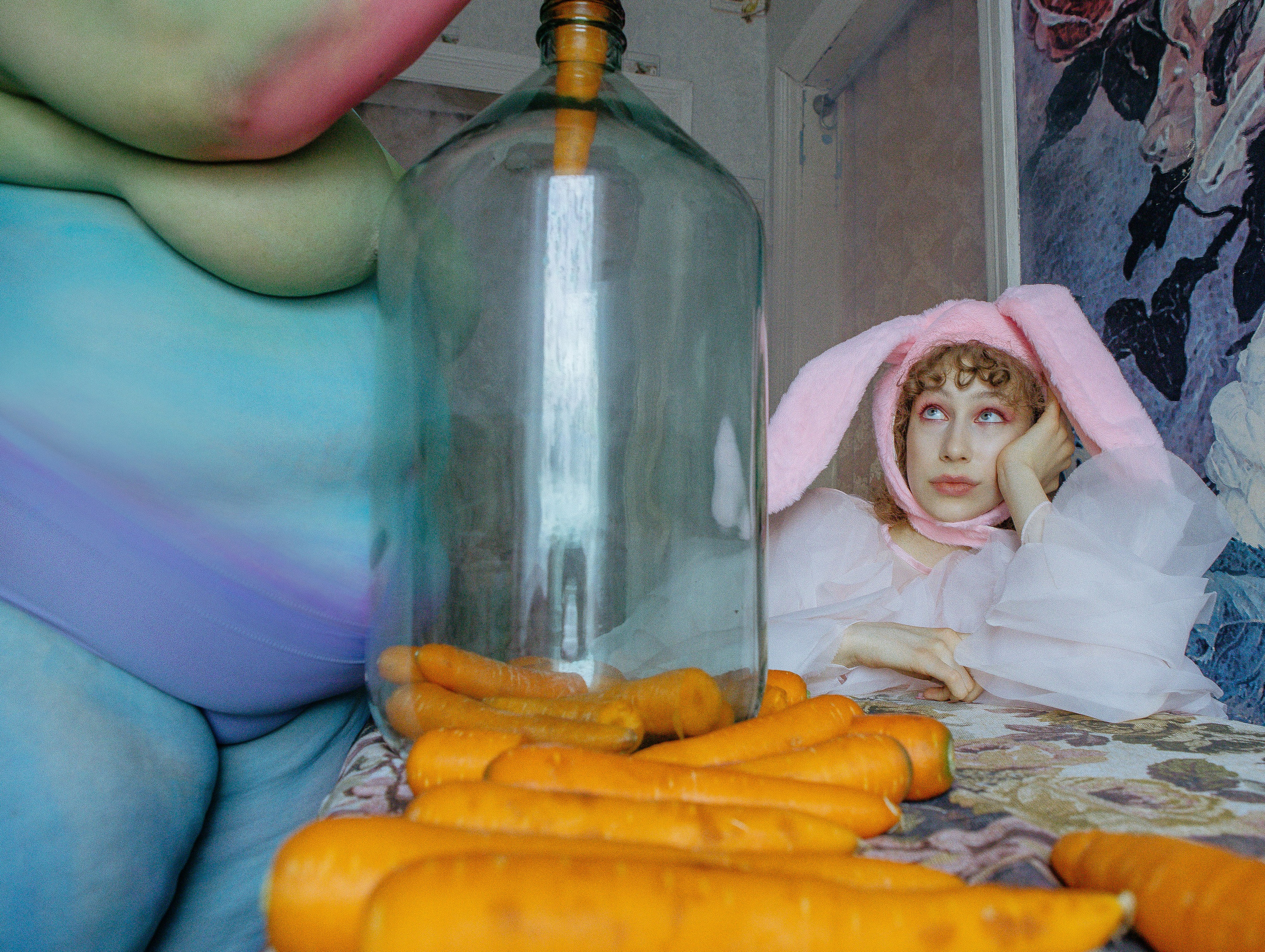 Современная фотография в стилистике fine art на которой изображена девушка в костюме кролика и полная девушка боди арт. 