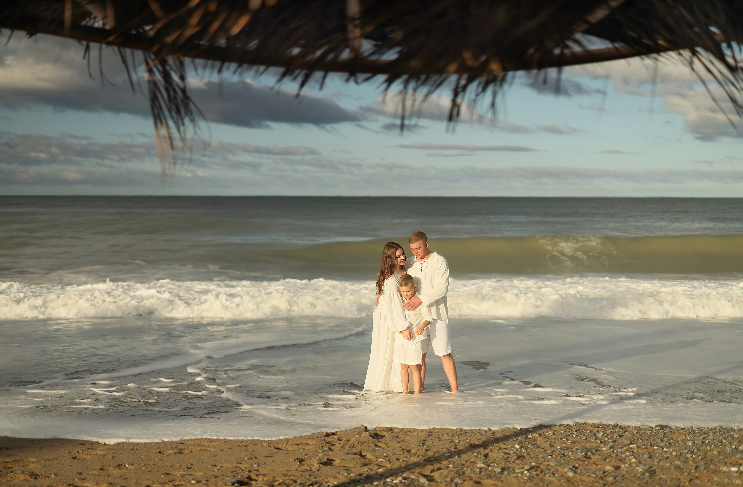 Семейная фотосессия на пляже в Сухуме. Свадебный и семейный фотограф в Абхазии Жанна Соснина