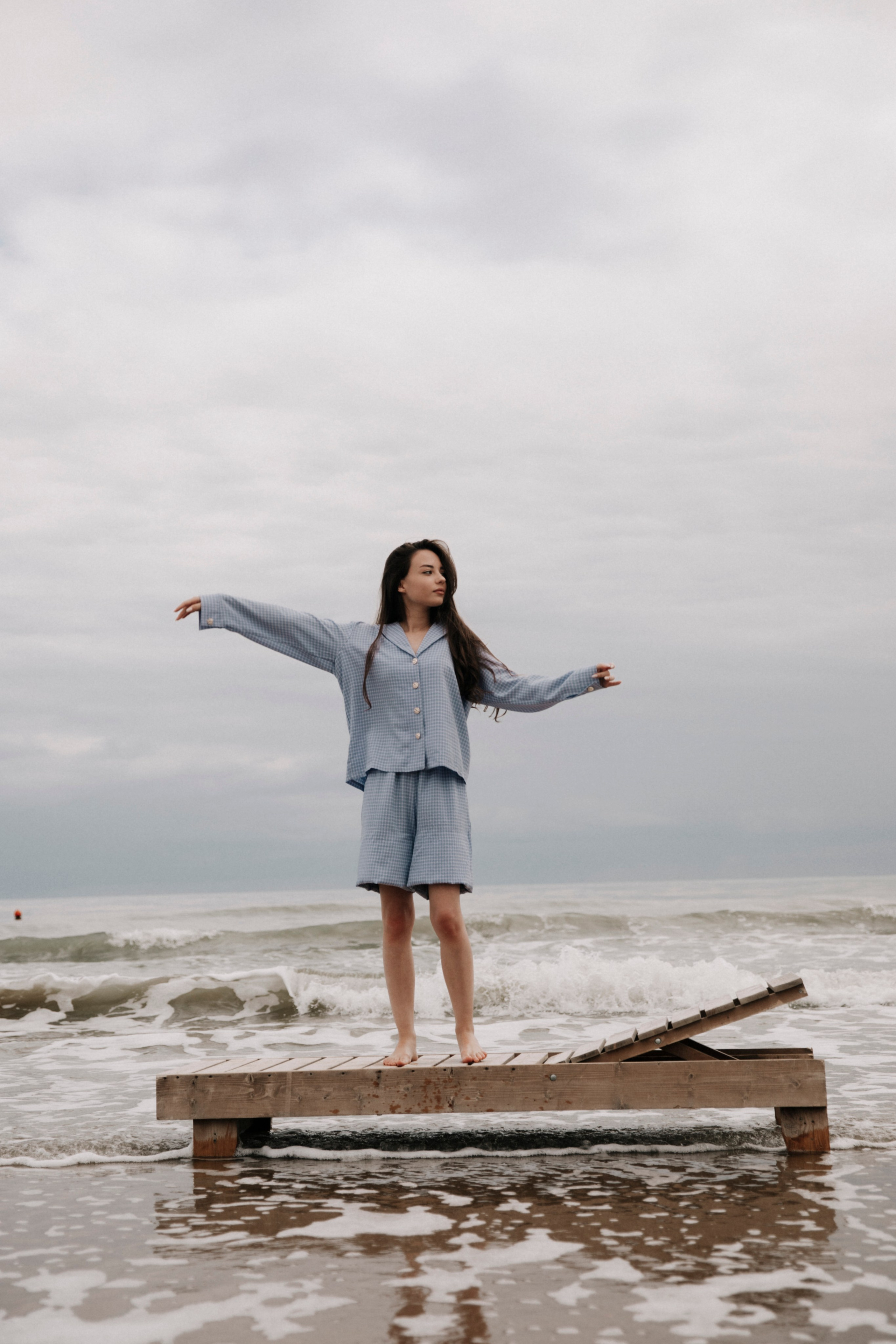 Фотосессия в пасмурную погоду, фотосессия в горах, фотосессия на пляже, фотосессия в туман, фотосессия у моря, фотосессия в стиле авиатор, авиатор, фотосессия Дагестан, Дагестан, женщины, девушка у моря, фотосессия на пляже