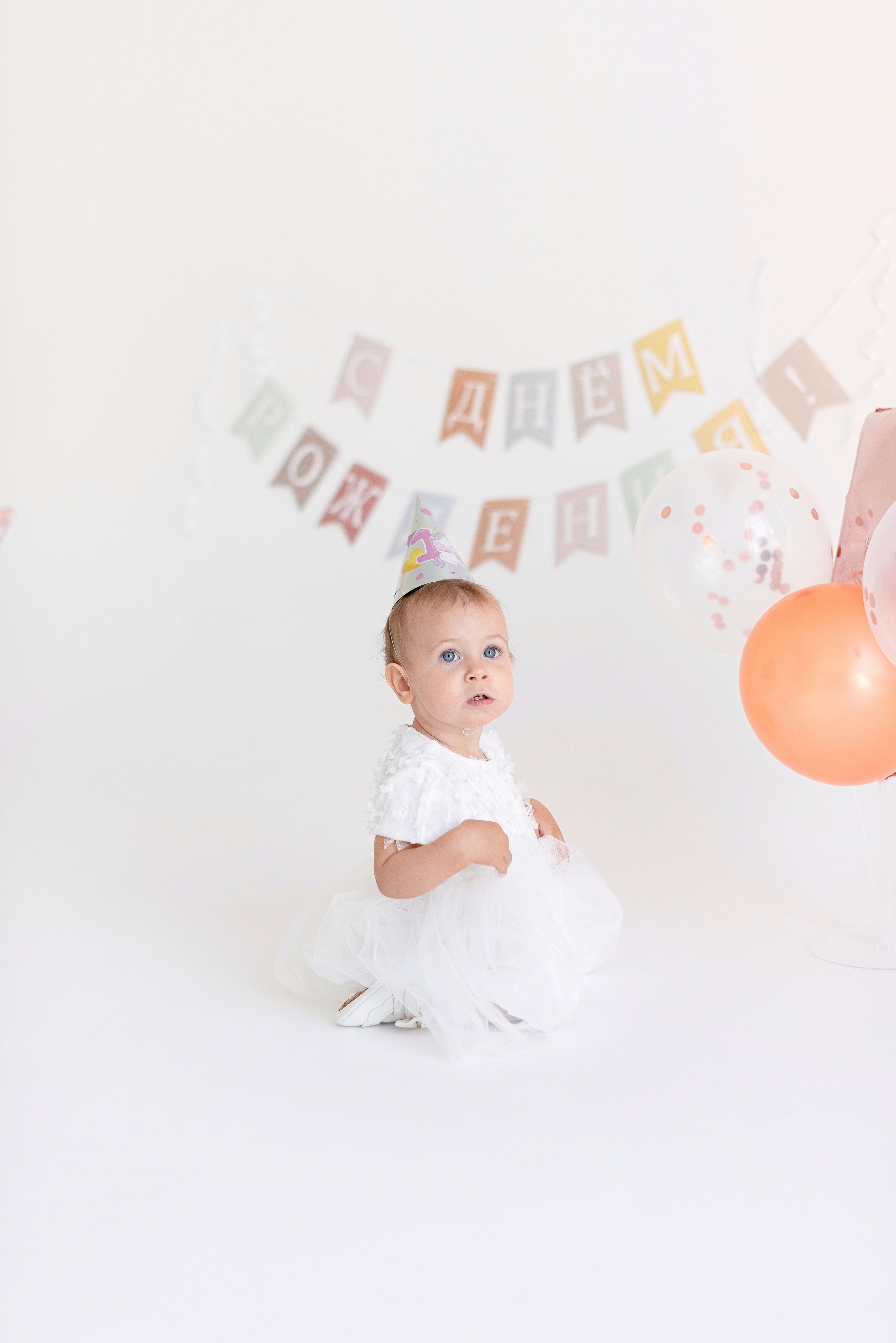 Фотосессия дня рождения малыша в студии, торт, воздушные шары, мыльные пузыри, профессиональный фотограф в Сургуте и Нефтеюганске.