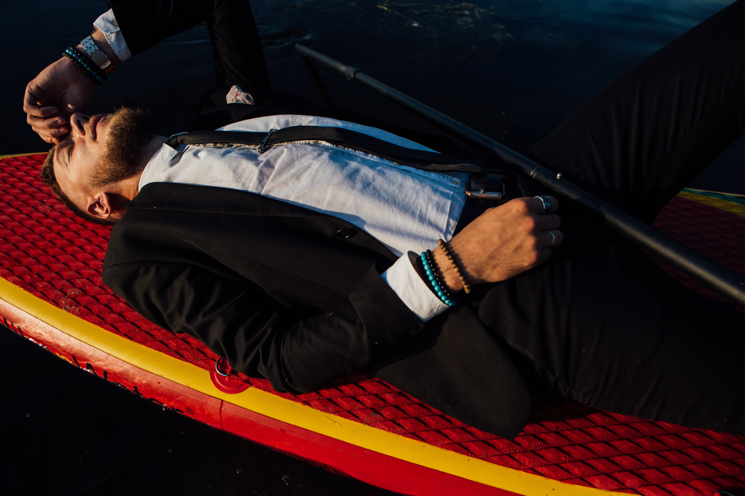 Фотосессия на сапборде, мужчина в костюме, фотосессия у короболя. Фотограф Лера Макфлай в Саратове и Красной Поляне (Сочи)