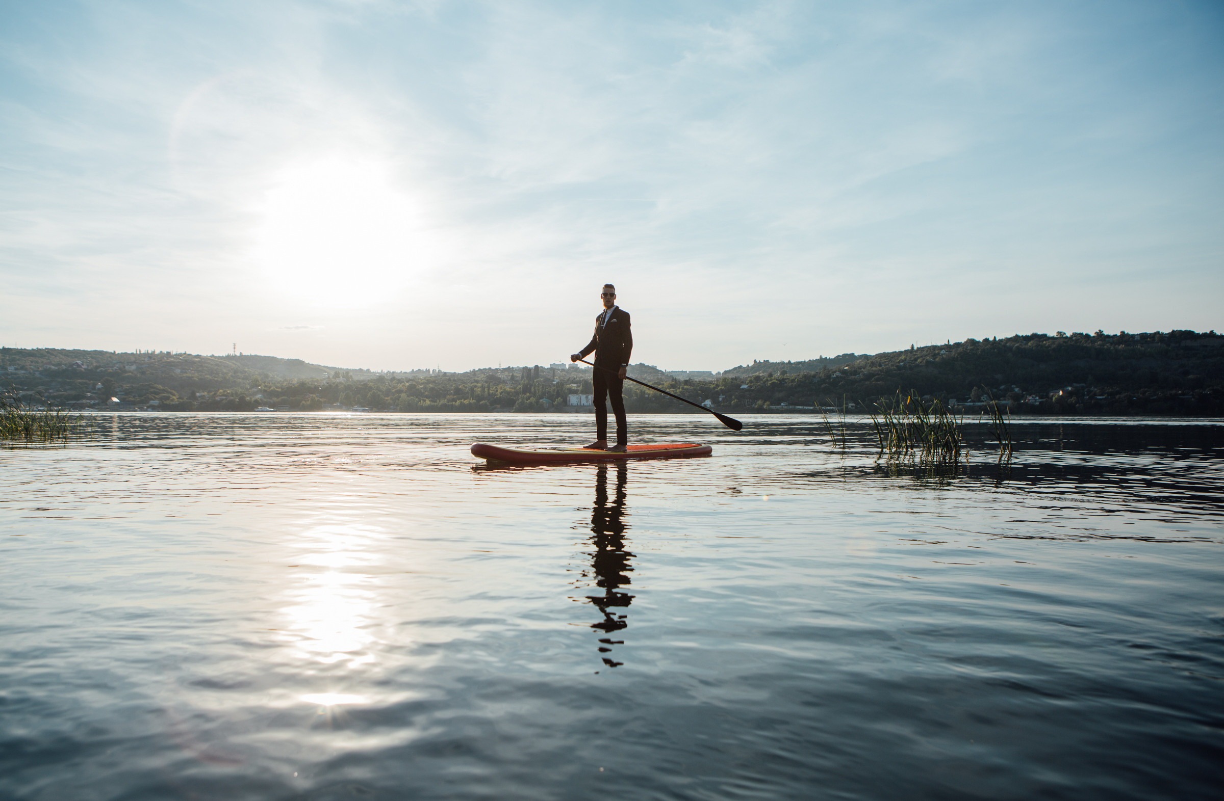 Фотосессия на сапборде, мужчина в костюме, фотосессия у короболя. Фотограф Лера Макфлай в Саратове и Красной Поляне (Сочи)