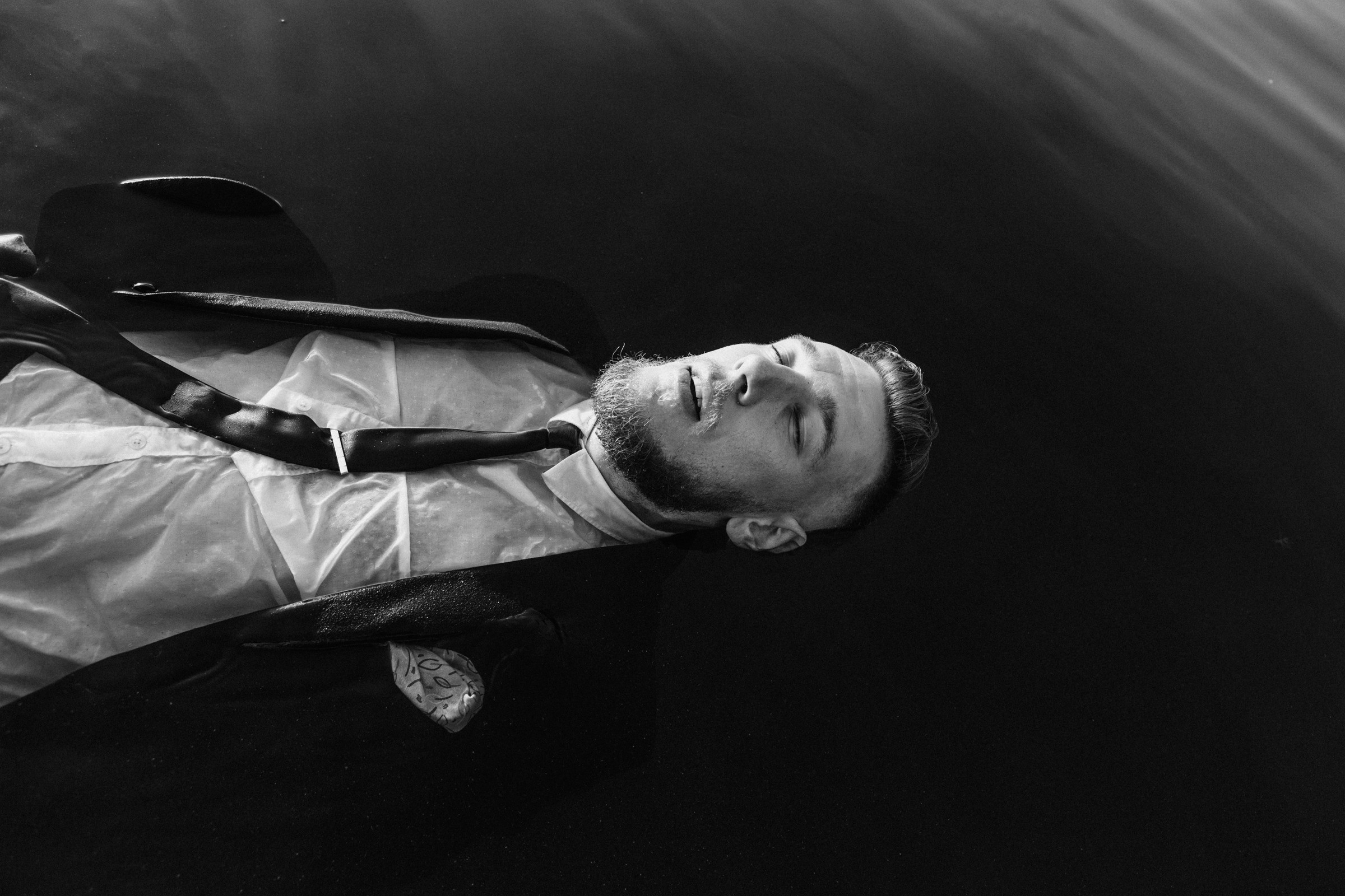 Фотосессия на сапборде, мужчина в костюме, фотосессия у короболя. Фотограф Лера Макфлай в Саратове и Красной Поляне (Сочи)