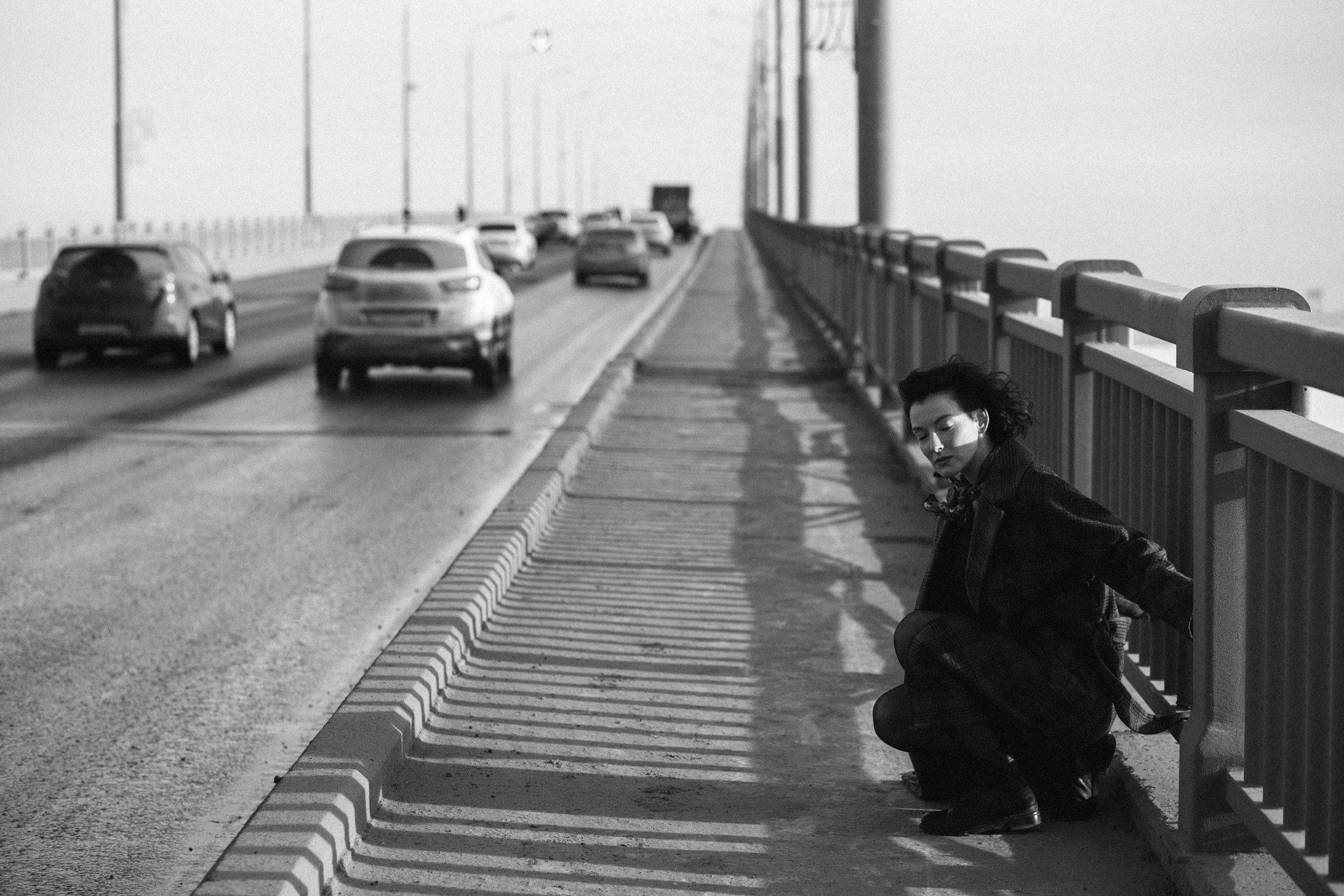 Фотосессия на льду, девушка в пальто, фотосессия кудрявой девушки. Фотограф Лера Макфлай в Саратове и Красной Поляне (Сочи)