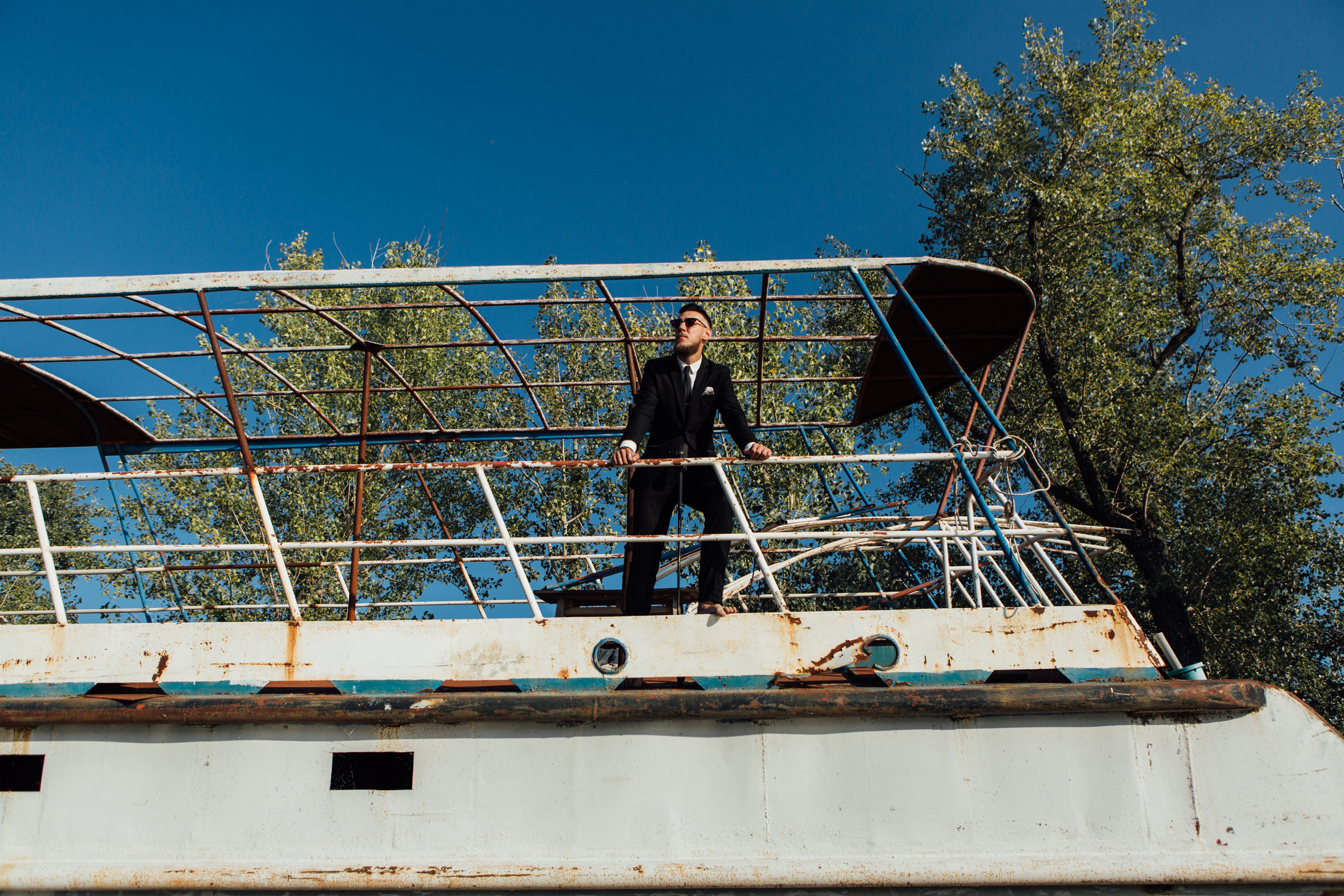 Фотосессия на сапборде, мужчина в костюме, фотосессия у короболя. Фотограф Лера Макфлай в Саратове и Красной Поляне (Сочи)