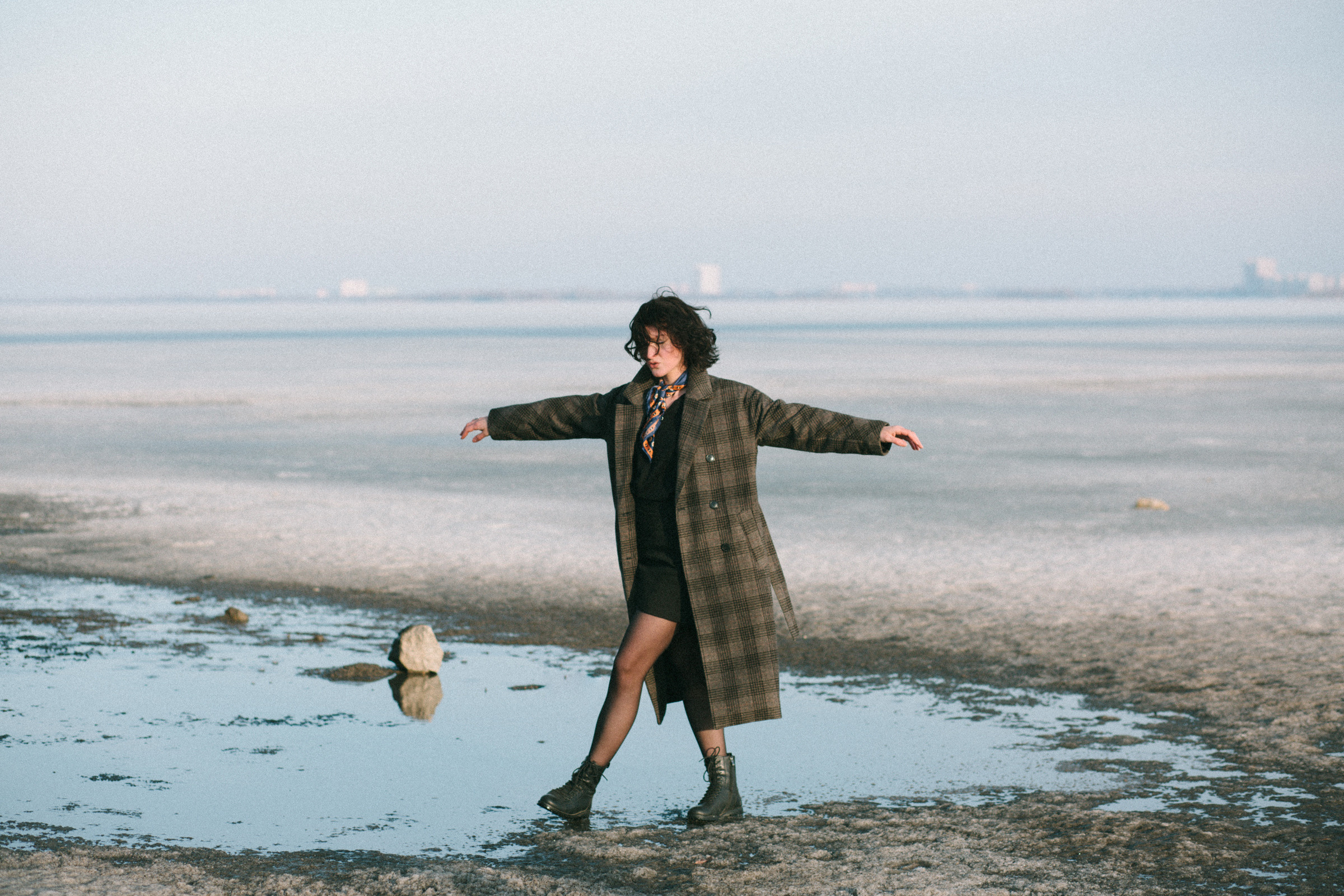 Фотосессия на льду, девушка в пальто, фотосессия кудрявой девушки. Фотограф Лера Макфлай в Саратове и Красной Поляне (Сочи)