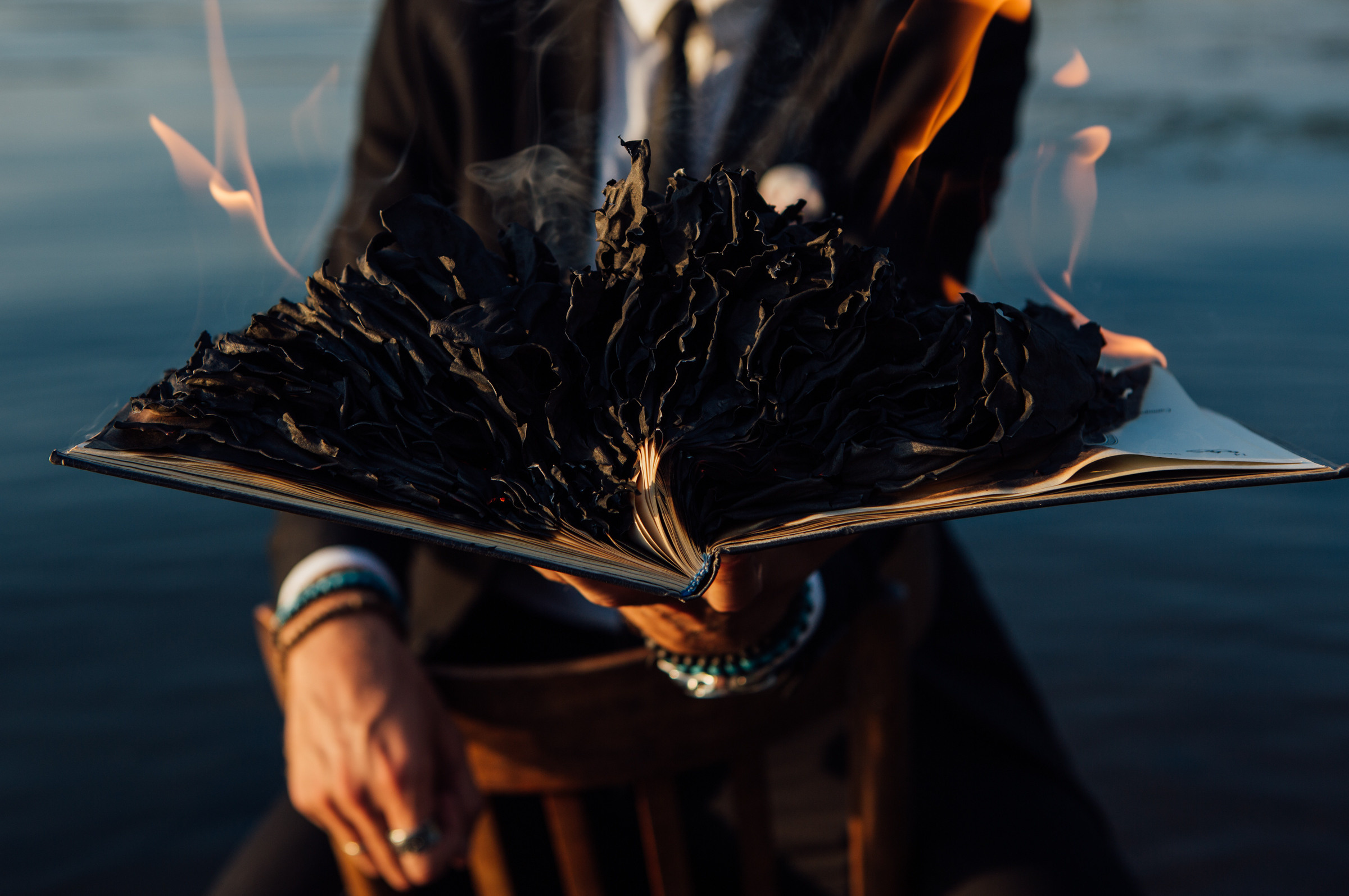 Фотосессия на сапборде, мужчина в костюме, фотосессия у короболя. Фотограф Лера Макфлай в Саратове и Красной Поляне (Сочи)