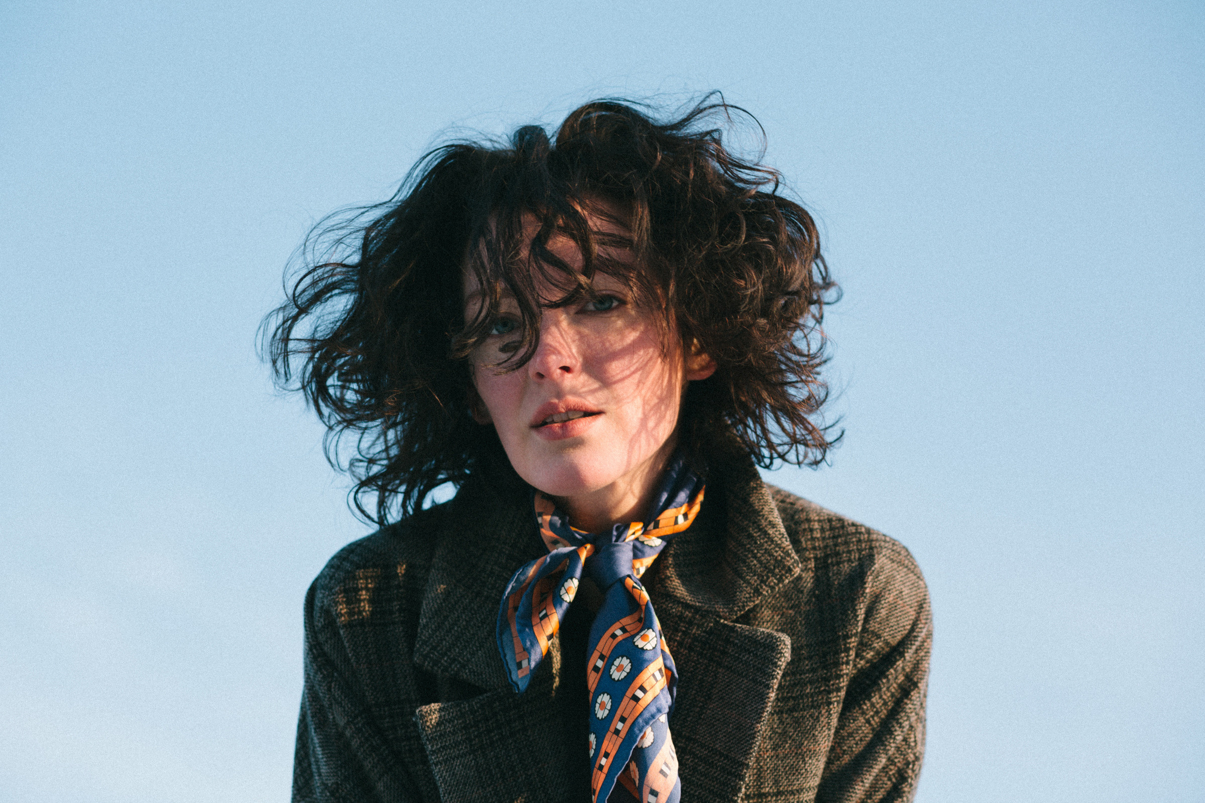 Фотосессия на льду, девушка в пальто, фотосессия кудрявой девушки. Фотограф Лера Макфлай в Саратове и Красной Поляне (Сочи)