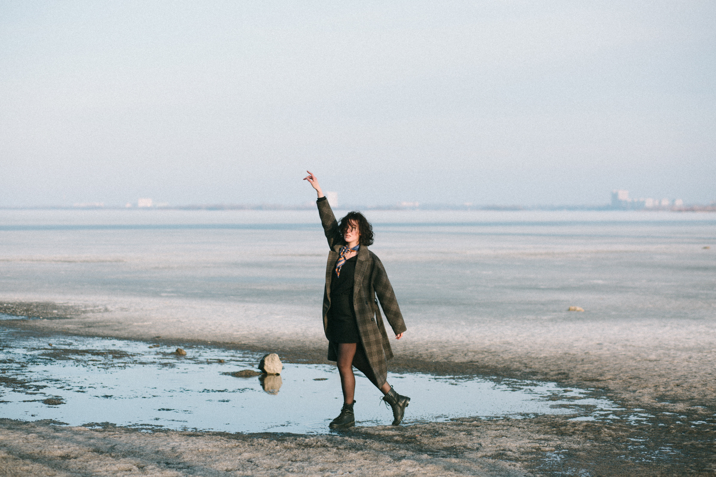 Фотосессия на льду, девушка в пальто, фотосессия кудрявой девушки. Фотограф Лера Макфлай в Саратове и Красной Поляне (Сочи)