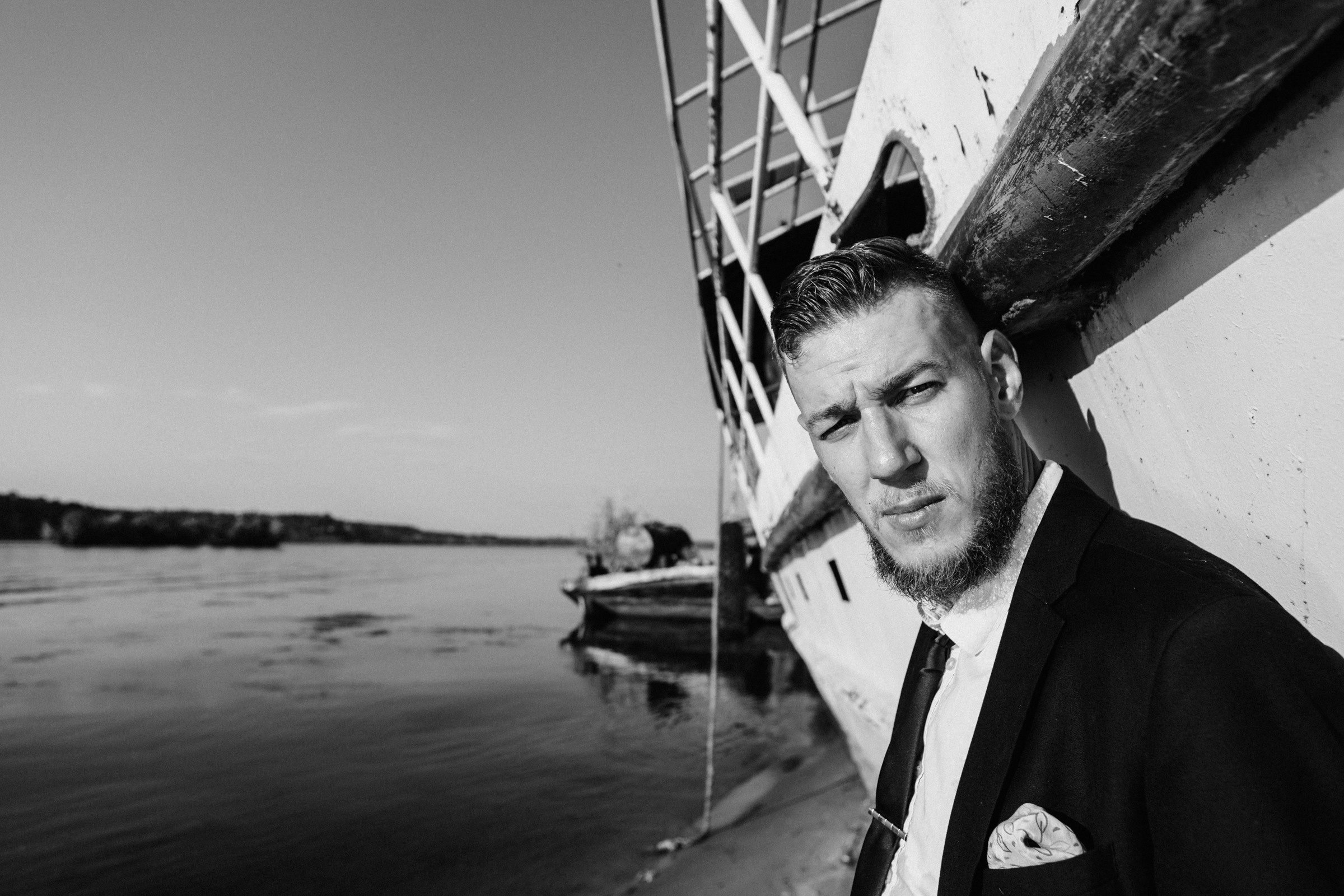 Фотосессия на сапборде, мужчина в костюме, фотосессия у короболя. Фотограф Лера Макфлай в Саратове и Красной Поляне (Сочи)