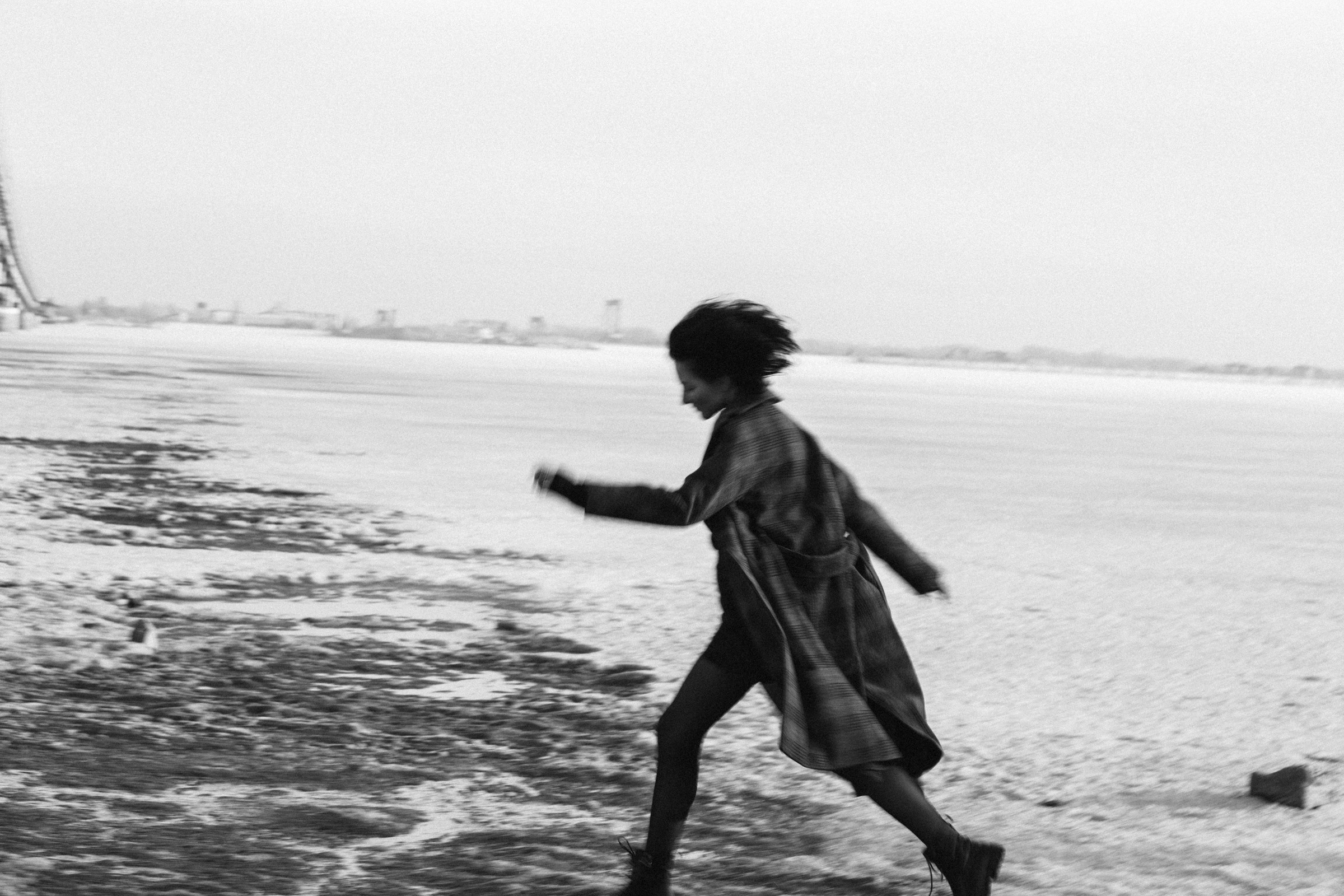 Фотосессия на льду, девушка в пальто, фотосессия кудрявой девушки. Фотограф Лера Макфлай в Саратове и Красной Поляне (Сочи)