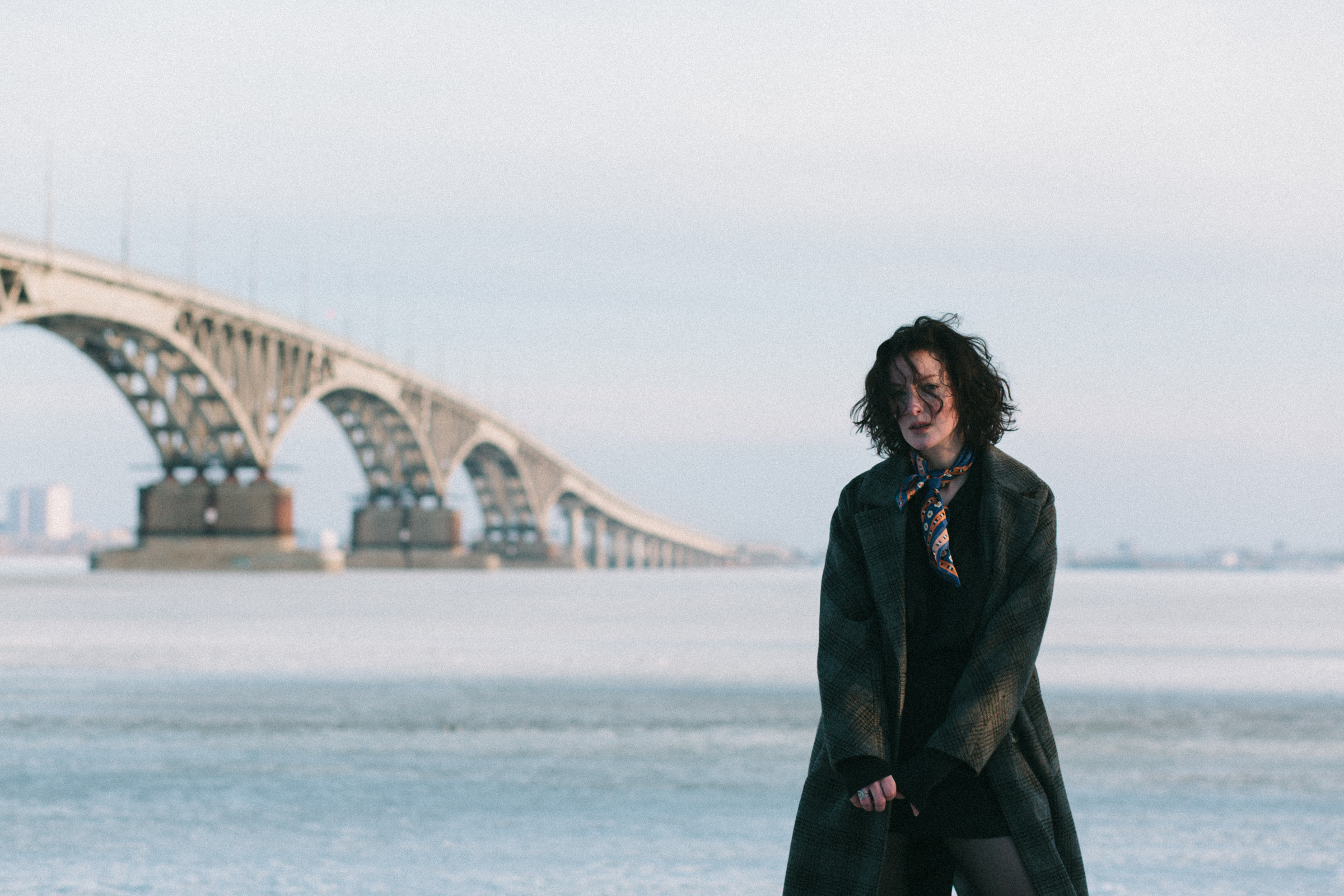 Фотосессия на льду, девушка в пальто, фотосессия кудрявой девушки. Фотограф Лера Макфлай в Саратове и Красной Поляне (Сочи)