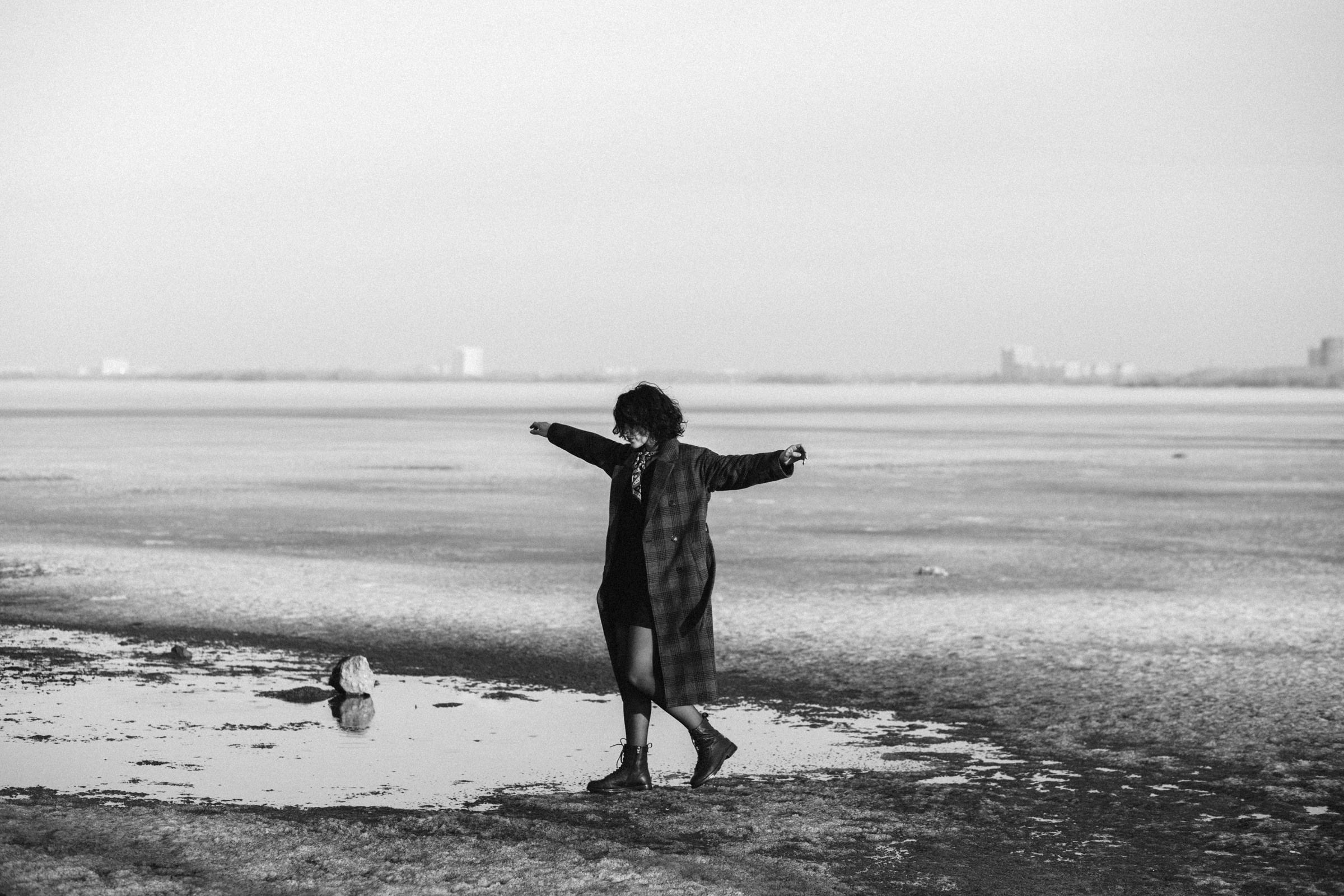 Фотосессия на льду, девушка в пальто, фотосессия кудрявой девушки. Фотограф Лера Макфлай в Саратове и Красной Поляне (Сочи)