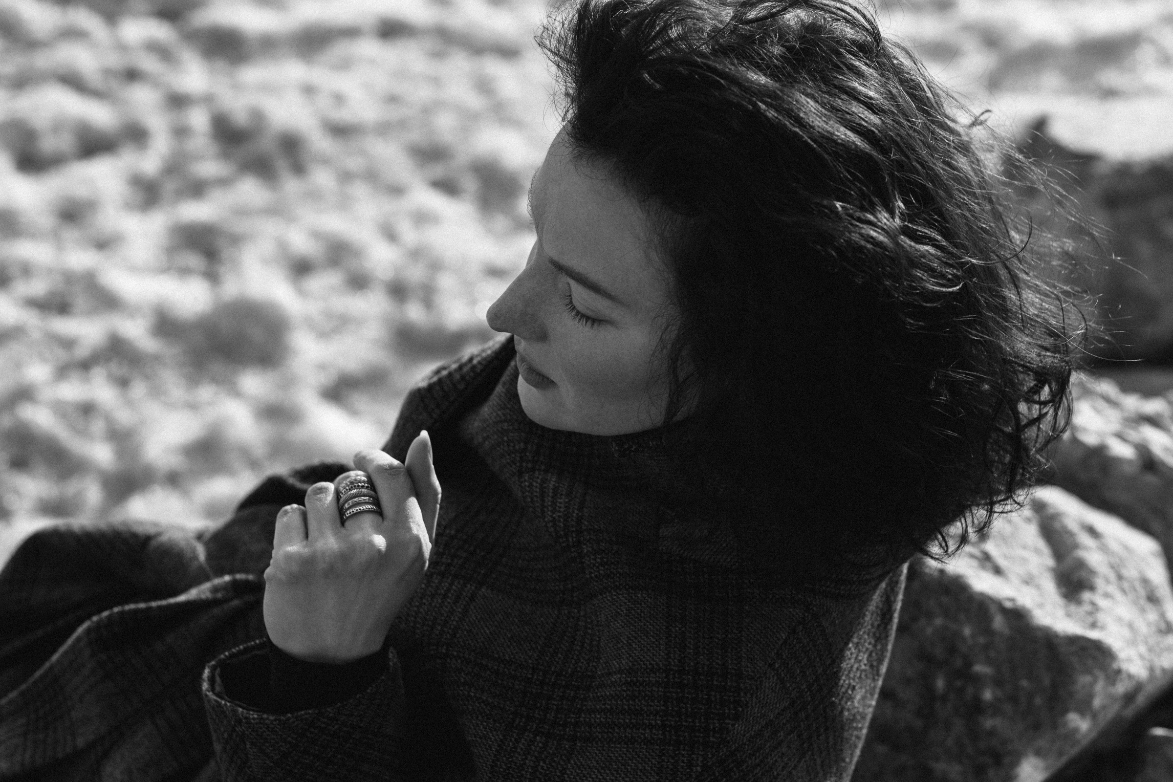 Фотосессия на льду, девушка в пальто, фотосессия кудрявой девушки. Фотограф Лера Макфлай в Саратове и Красной Поляне (Сочи)