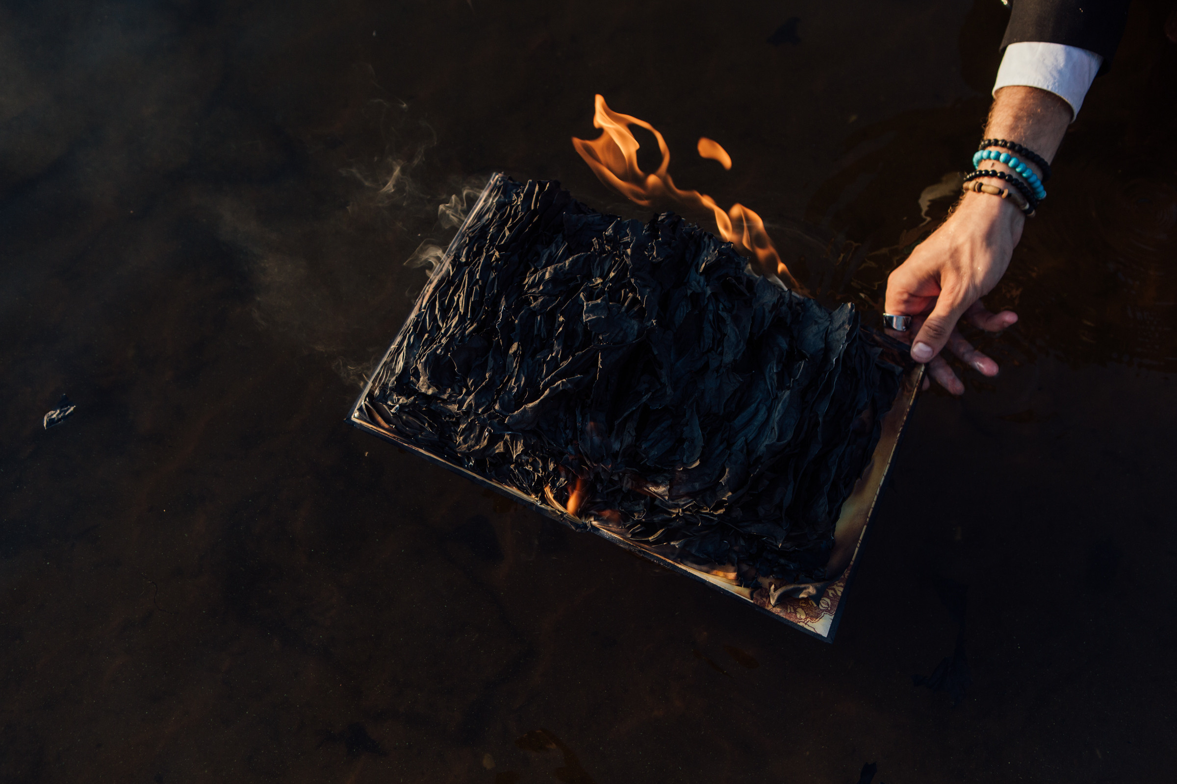 Фотосессия на сапборде, мужчина в костюме, фотосессия у короболя. Фотограф Лера Макфлай в Саратове и Красной Поляне (Сочи)