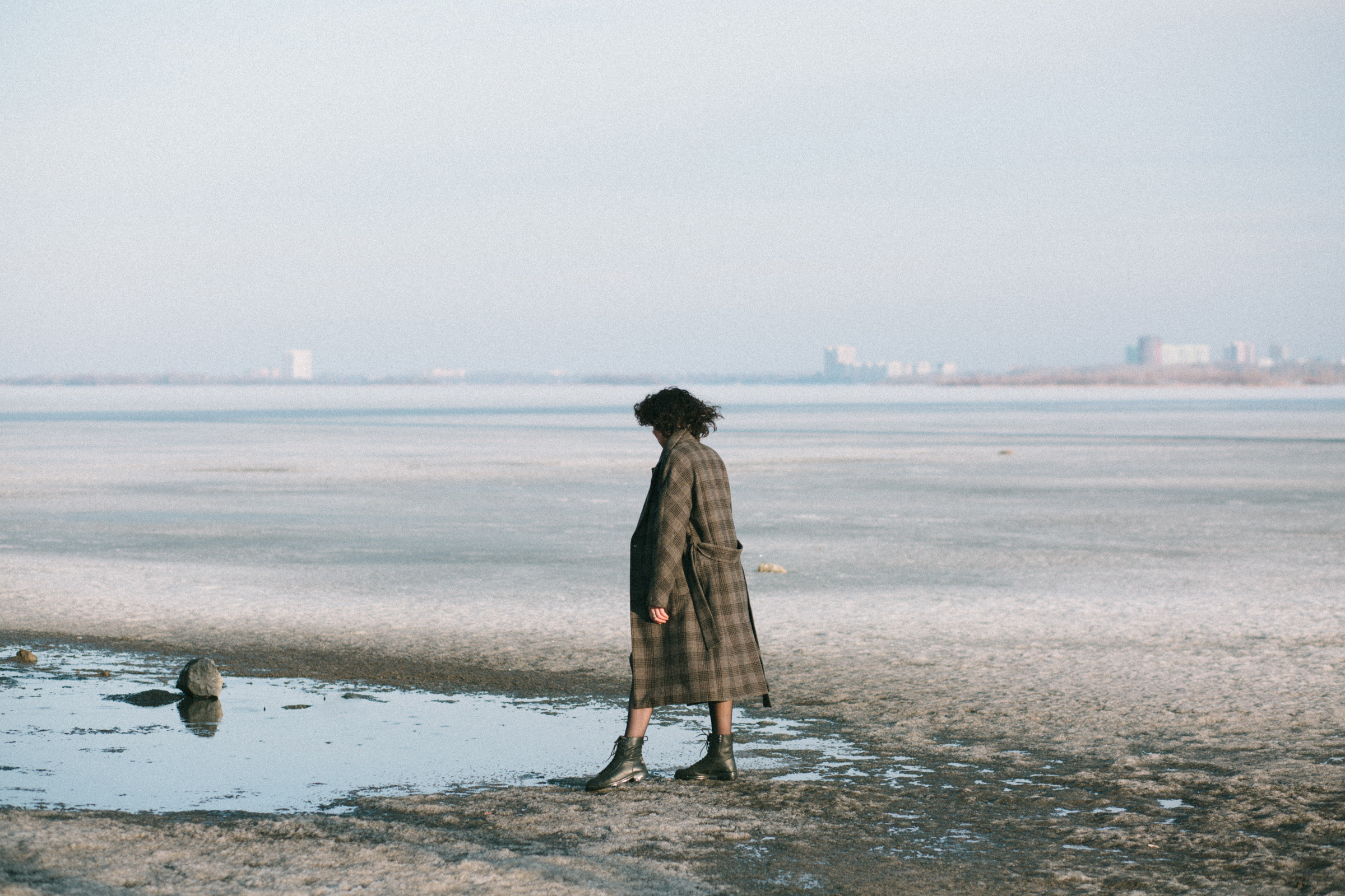 Фотосессия на льду, девушка в пальто, фотосессия кудрявой девушки. Фотограф Лера Макфлай в Саратове и Красной Поляне (Сочи)