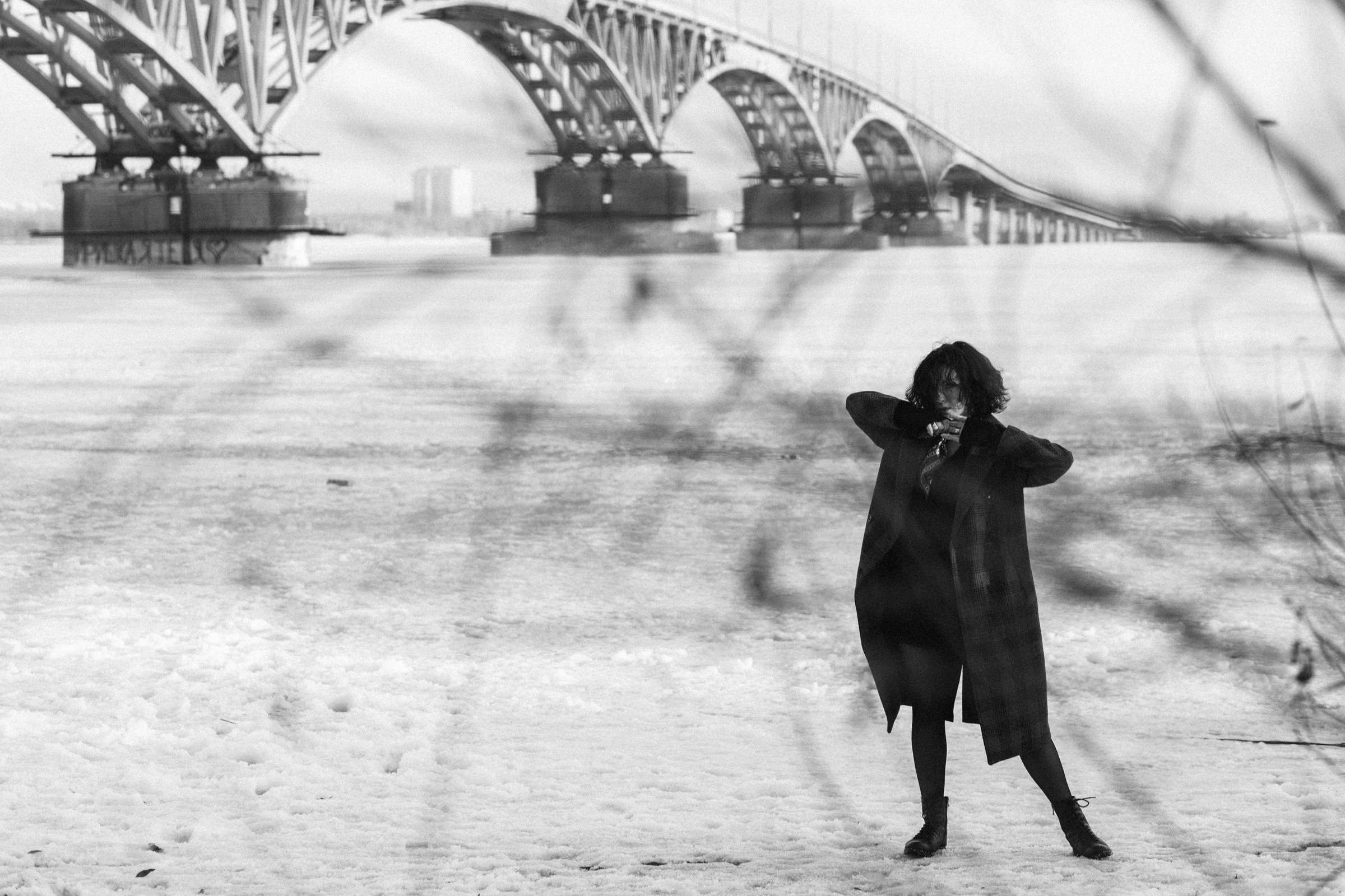 Фотосессия на льду, девушка в пальто, фотосессия кудрявой девушки. Фотограф Лера Макфлай в Саратове и Красной Поляне (Сочи)