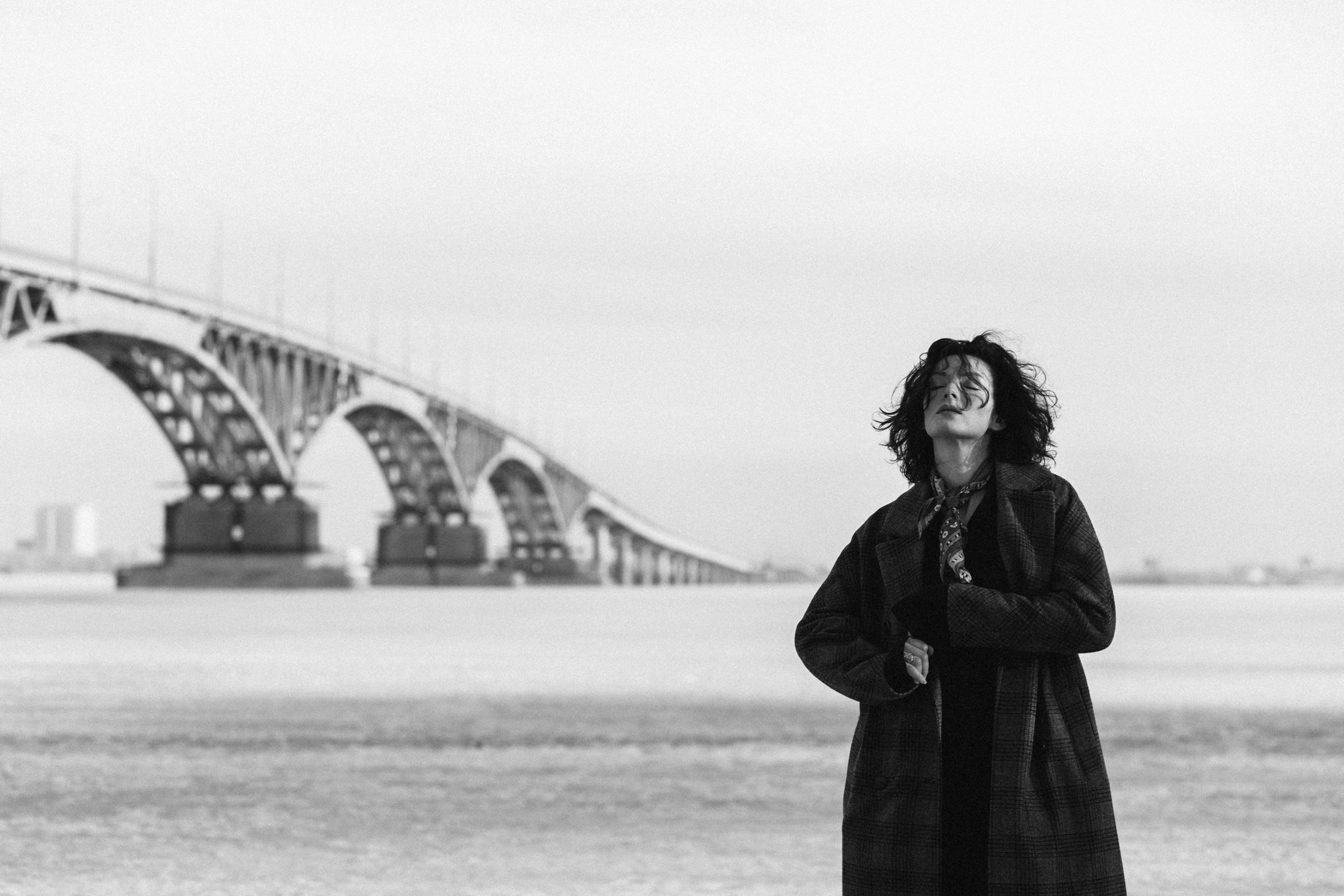 Фотосессия на льду, девушка в пальто, фотосессия кудрявой девушки. Фотограф Лера Макфлай в Саратове и Красной Поляне (Сочи)