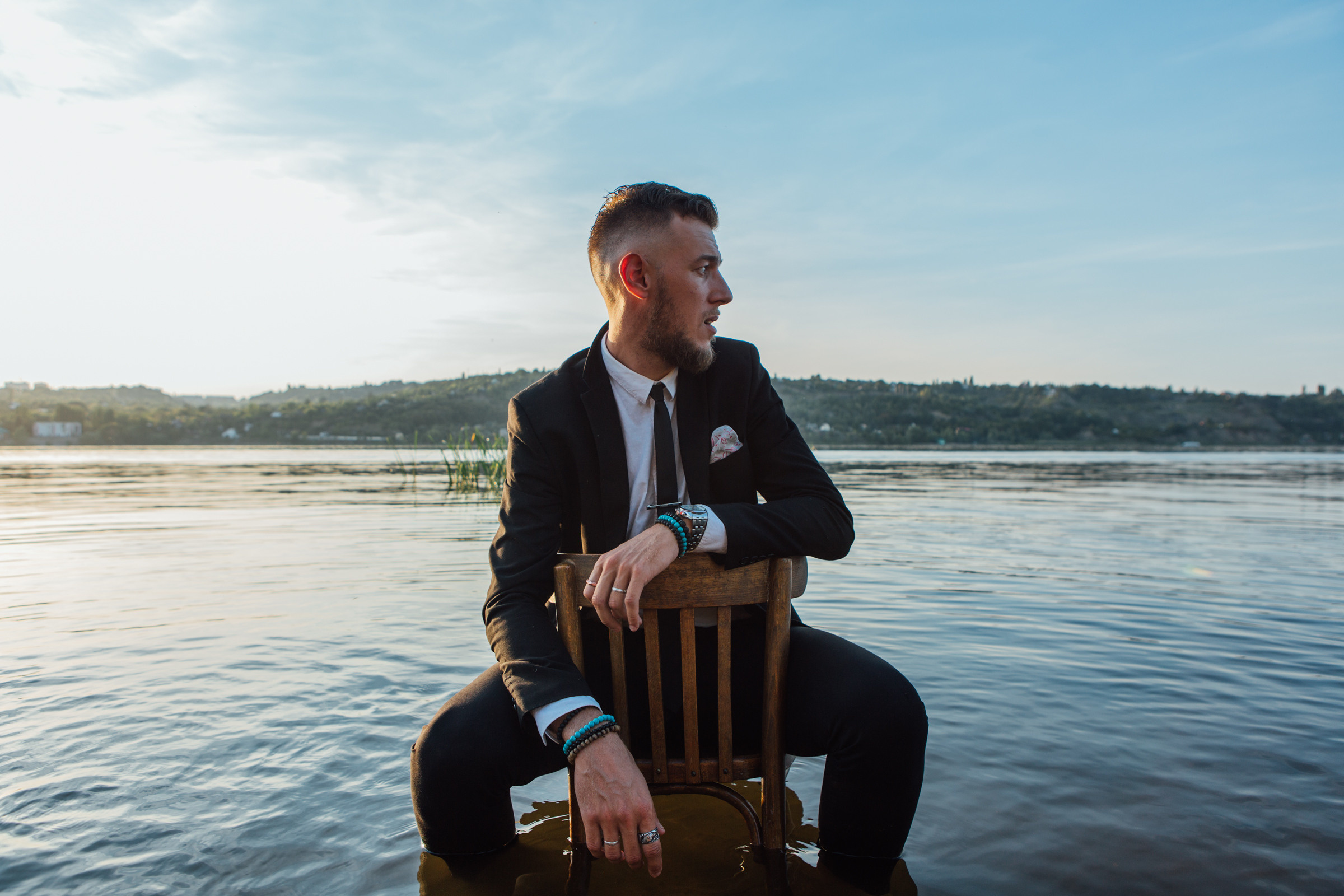 Фотосессия на сапборде, мужчина в костюме, фотосессия у короболя. Фотограф Лера Макфлай в Саратове и Красной Поляне (Сочи)