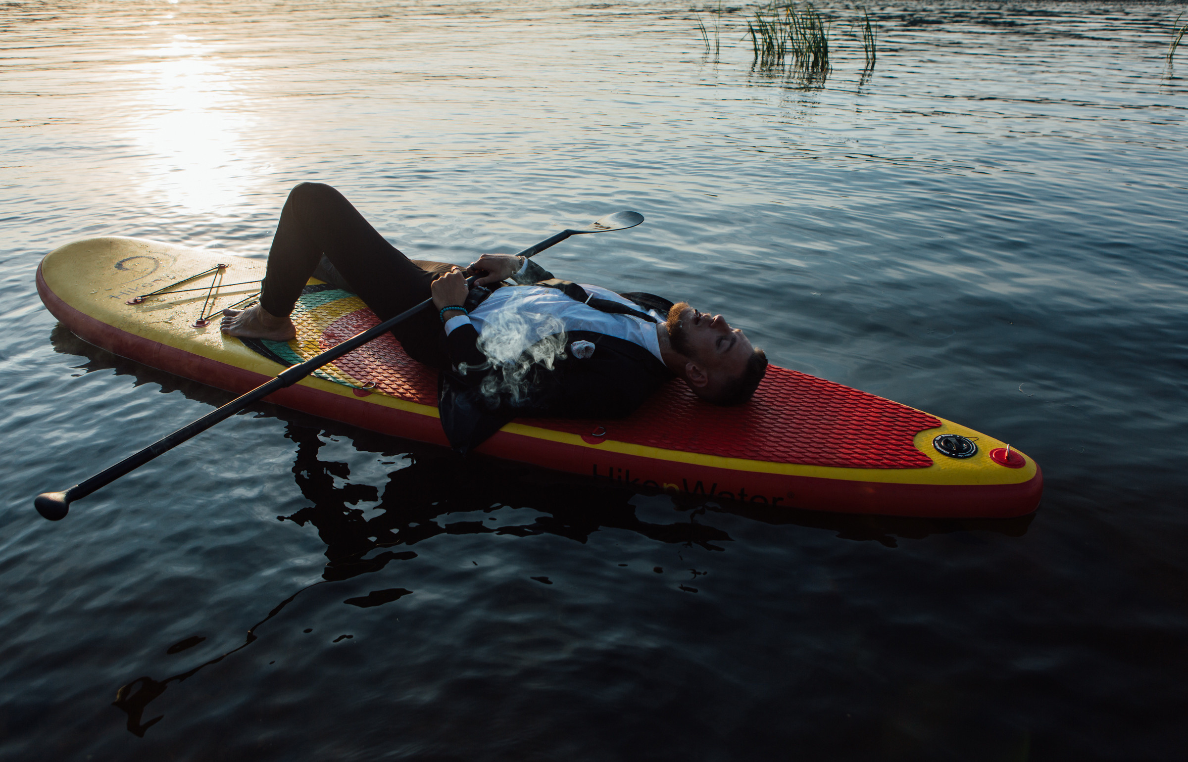 Фотосессия на сапборде, мужчина в костюме, фотосессия у короболя. Фотограф Лера Макфлай в Саратове и Красной Поляне (Сочи)