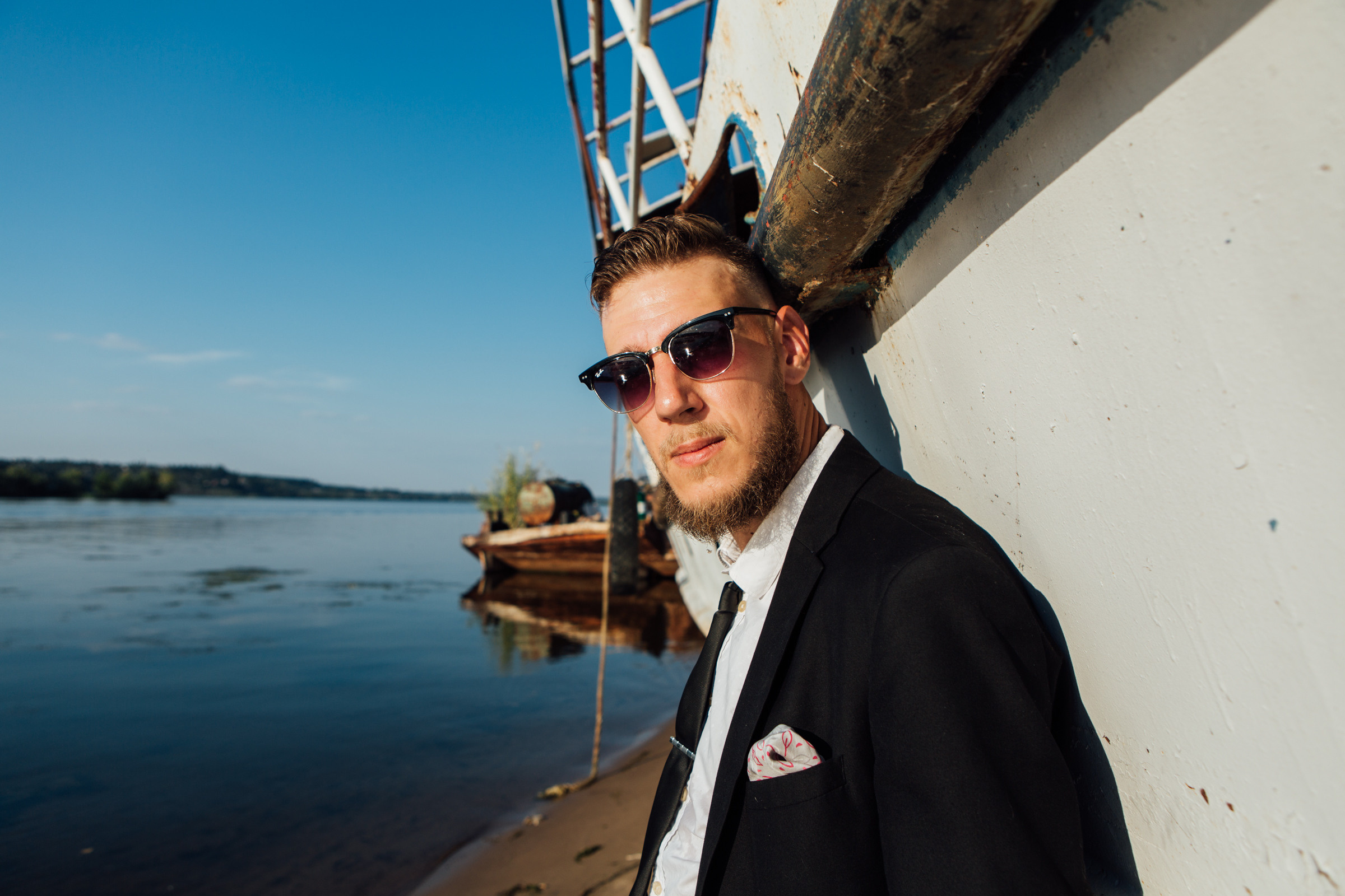 Фотосессия на сапборде, мужчина в костюме, фотосессия у короболя. Фотограф Лера Макфлай в Саратове и Красной Поляне (Сочи)