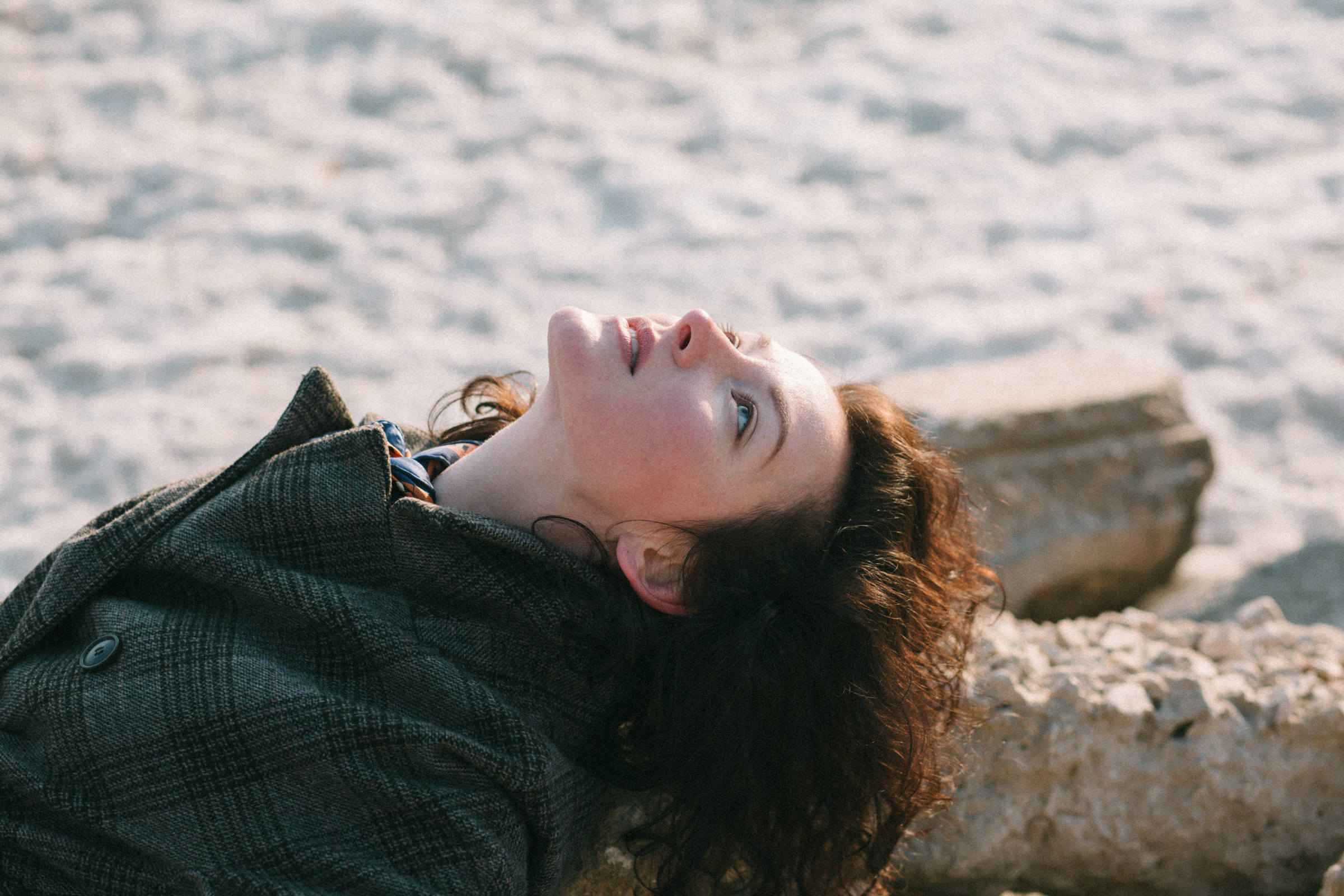 Фотосессия на льду, девушка в пальто, фотосессия кудрявой девушки. Фотограф Лера Макфлай в Саратове и Красной Поляне (Сочи)