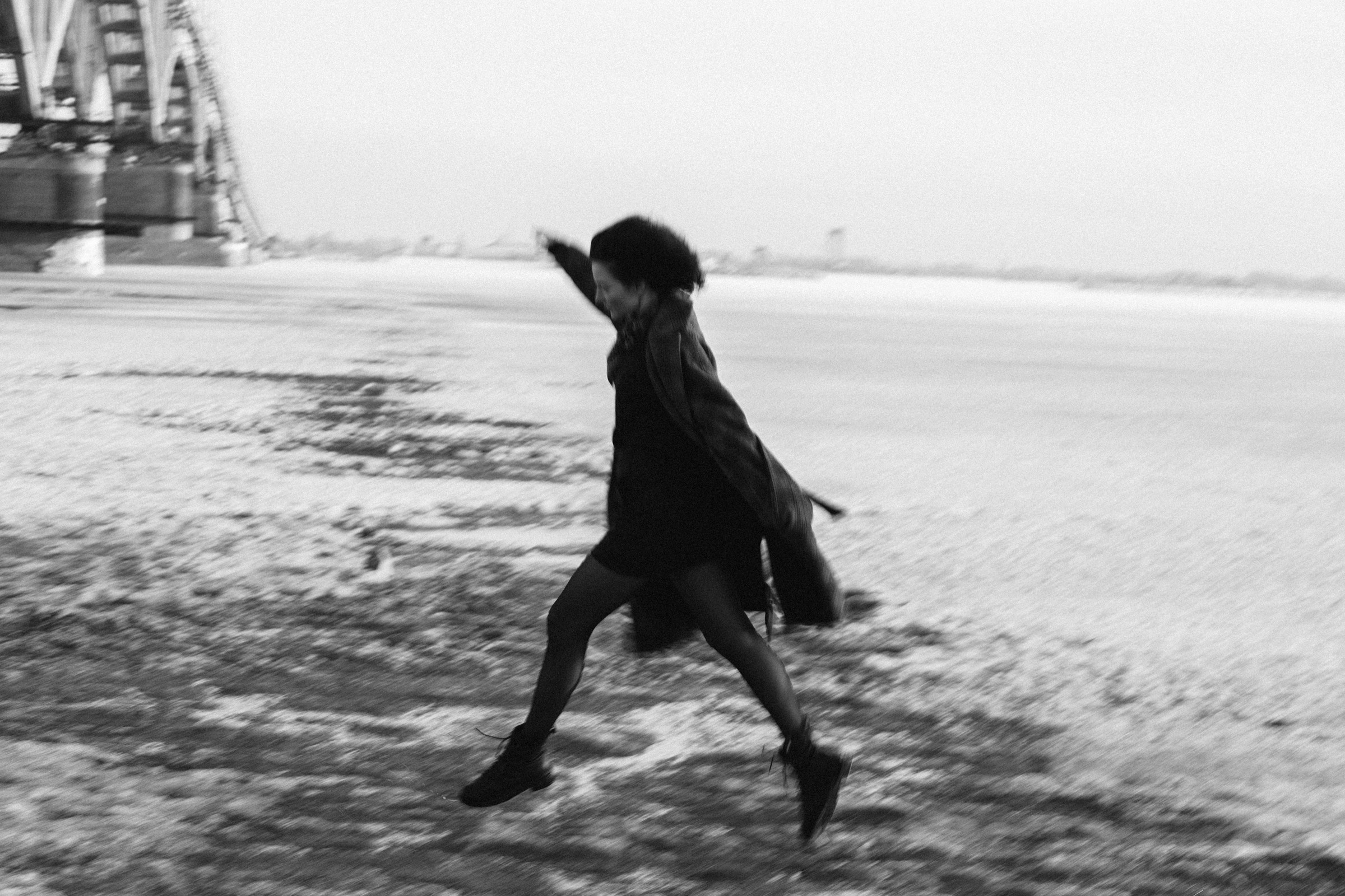 Фотосессия на льду, девушка в пальто, фотосессия кудрявой девушки. Фотограф Лера Макфлай в Саратове и Красной Поляне (Сочи)