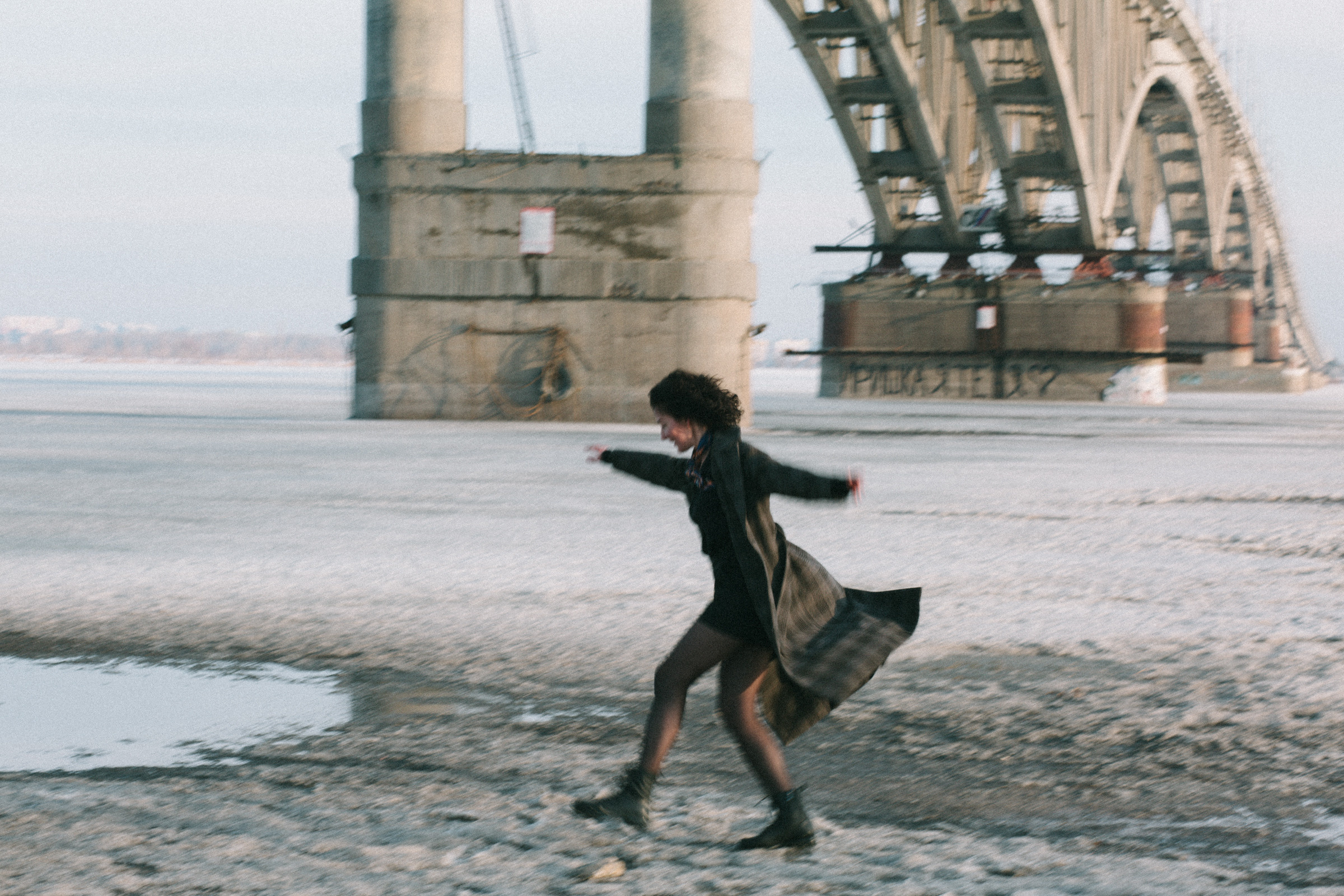 Фотосессия на льду, девушка в пальто, фотосессия кудрявой девушки. Фотограф Лера Макфлай в Саратове и Красной Поляне (Сочи)