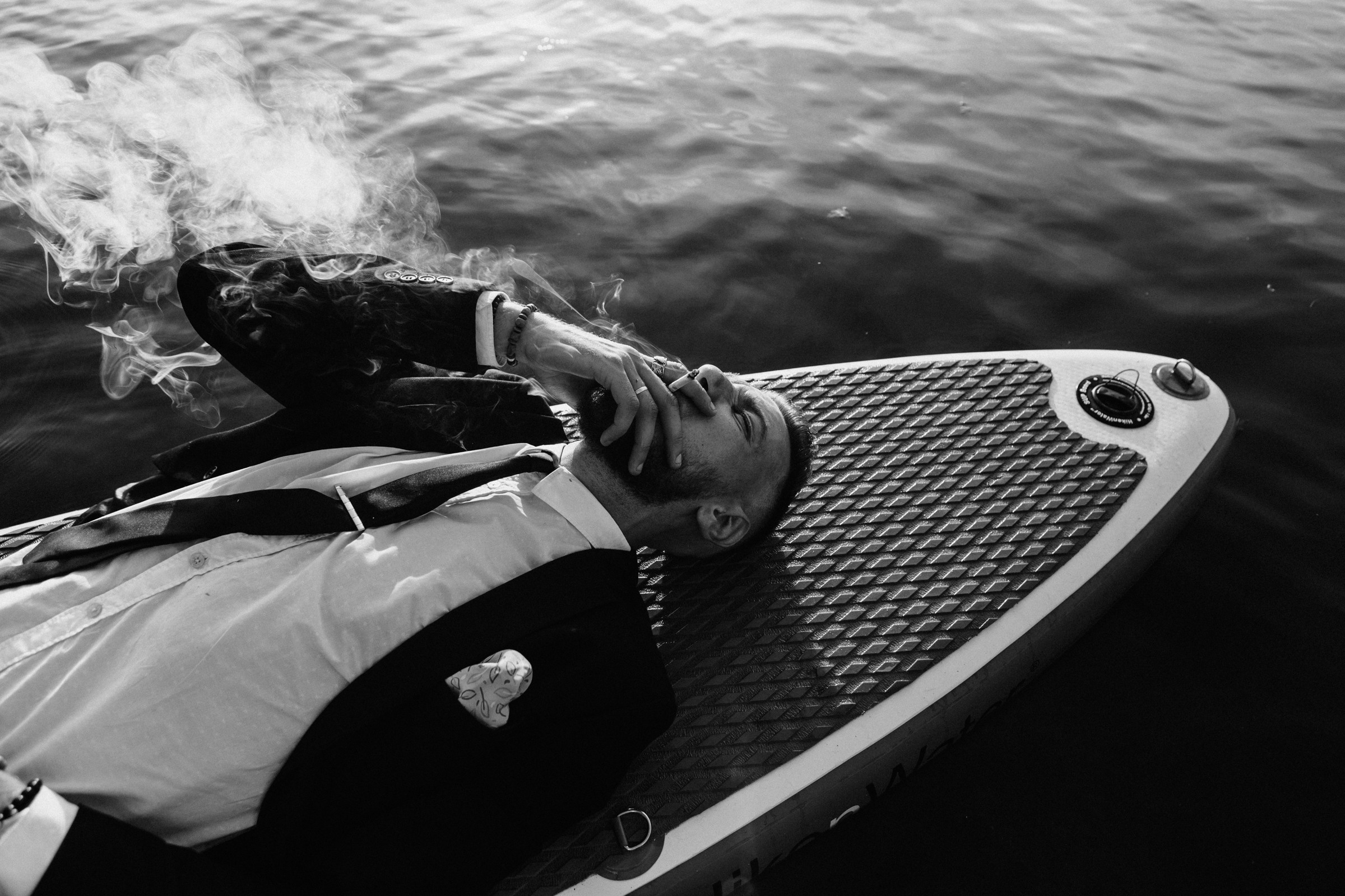 Фотосессия на сапборде, мужчина в костюме, фотосессия у короболя. Фотограф Лера Макфлай в Саратове и Красной Поляне (Сочи)