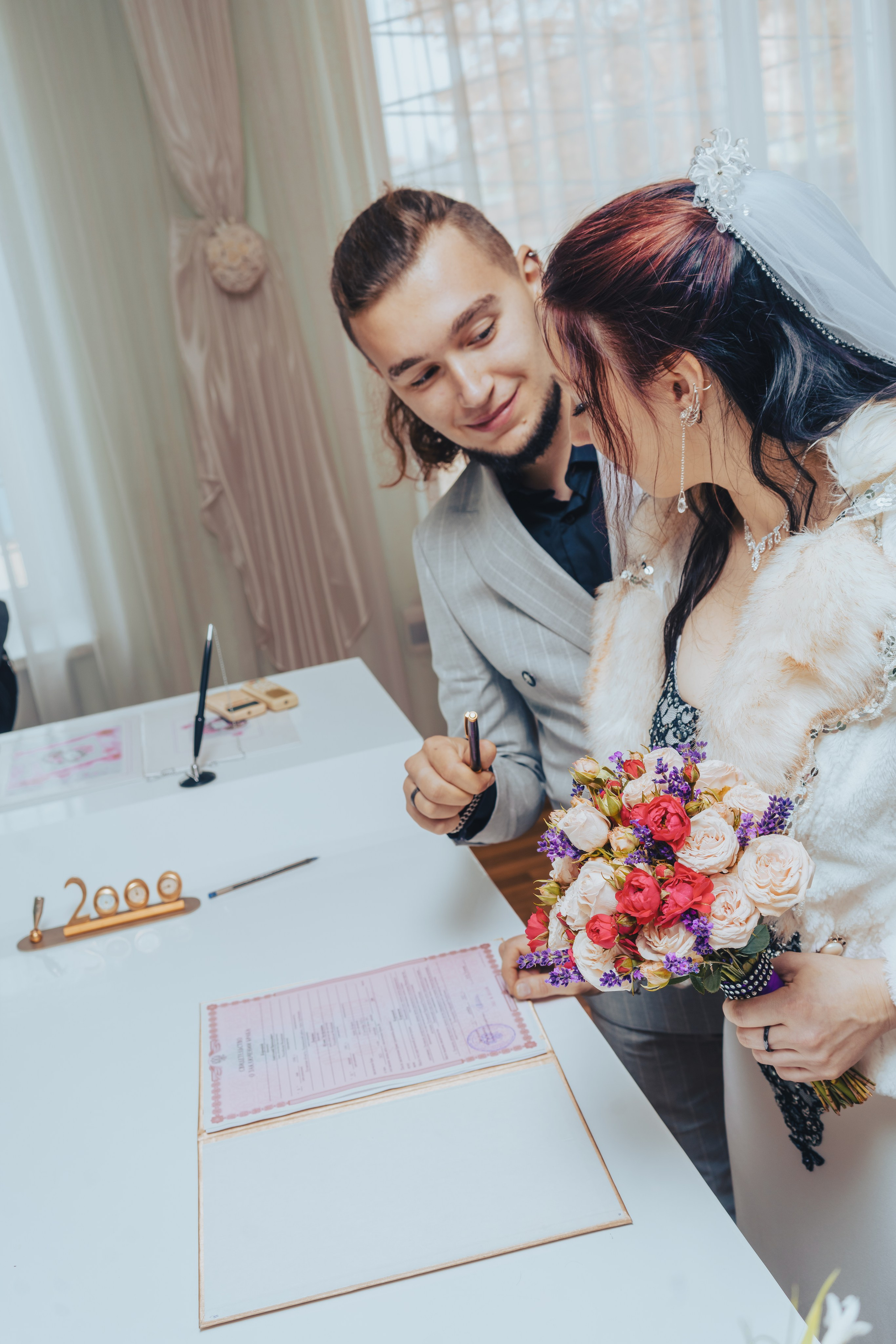 жених передает невесте ручку для подписи, 