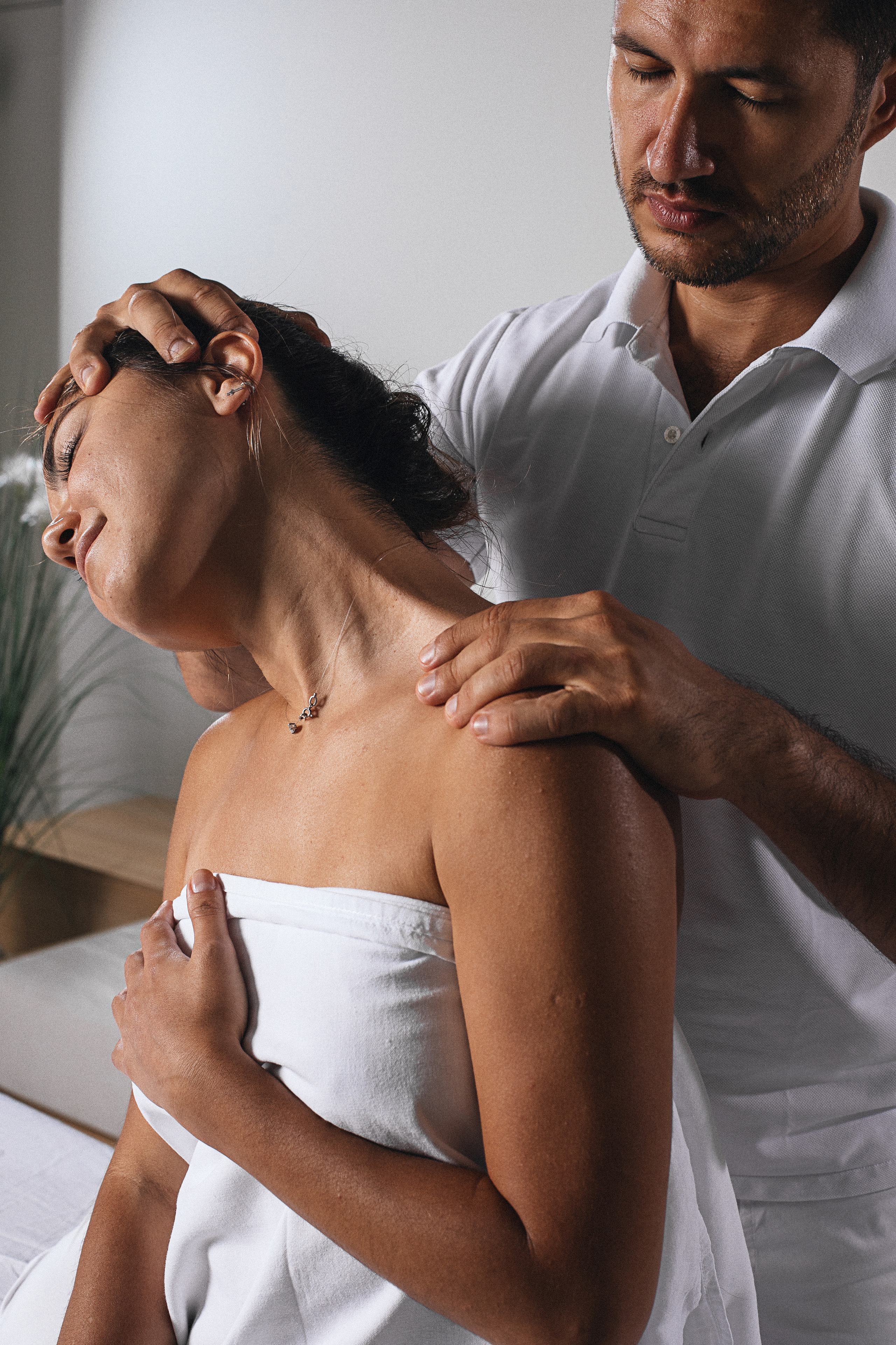 Мастер массажа Тимур. Фотограф-портретист Евгения Синкевич в Риге и Европе