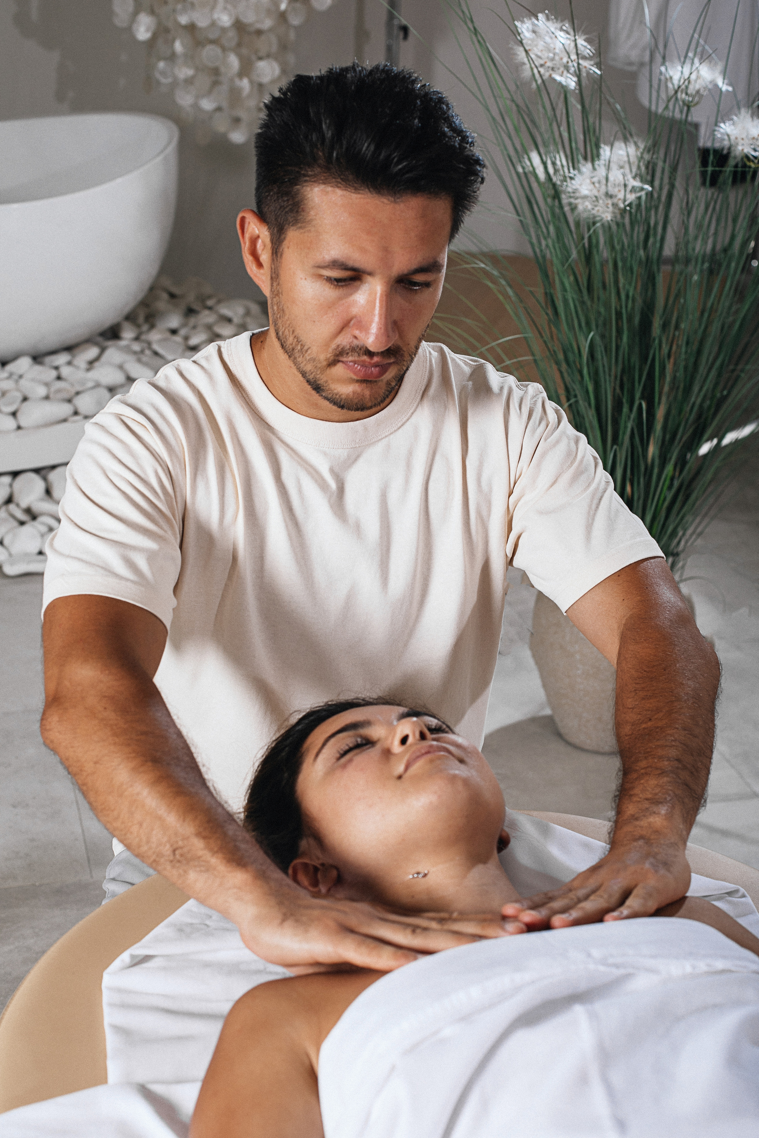 Мастер массажа Тимур. Фотограф-портретист Евгения Синкевич в Риге и Европе