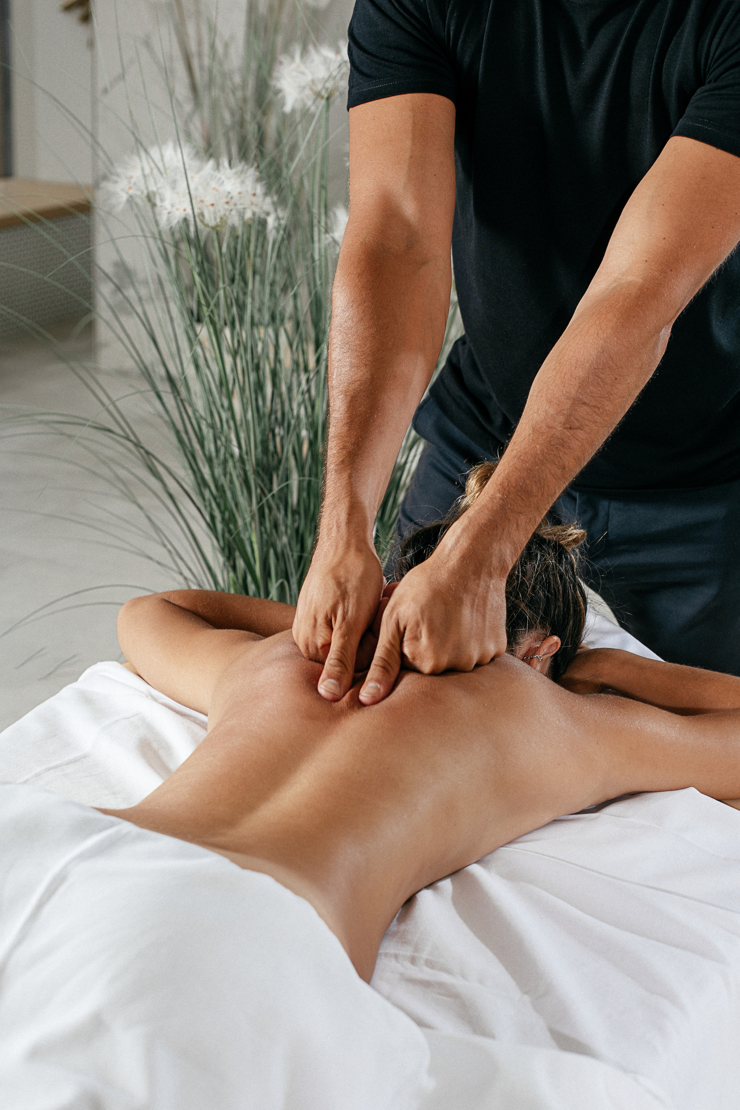 Мастер массажа Тимур. Фотограф-портретист Евгения Синкевич в Риге и Европе